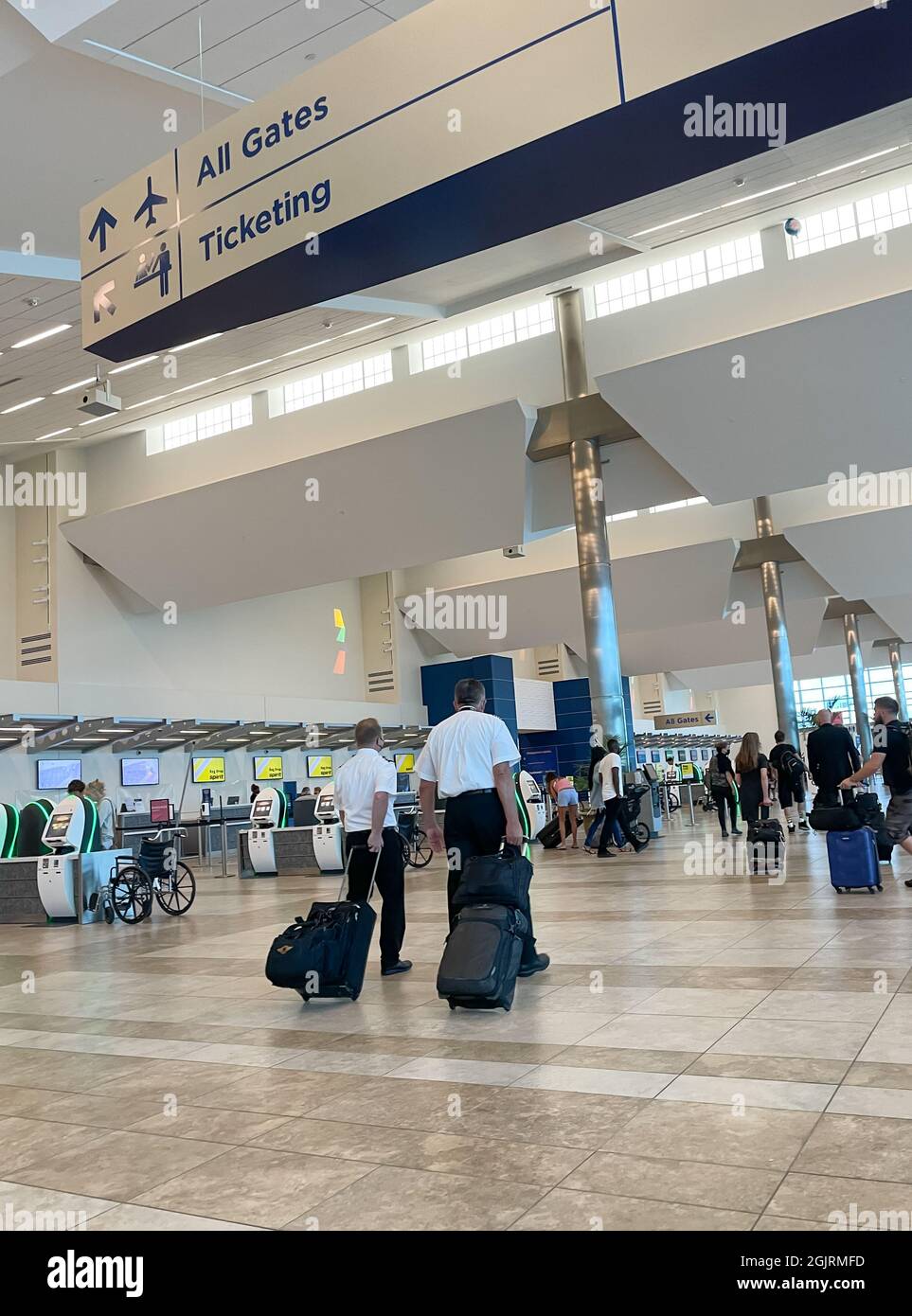 Myrtle Beach, SC USA - 3. September 2021: Innenansicht des Myrtle Beach International Airport mit Flugbegleitern und vorbeifahrenden Kunden Stockfoto