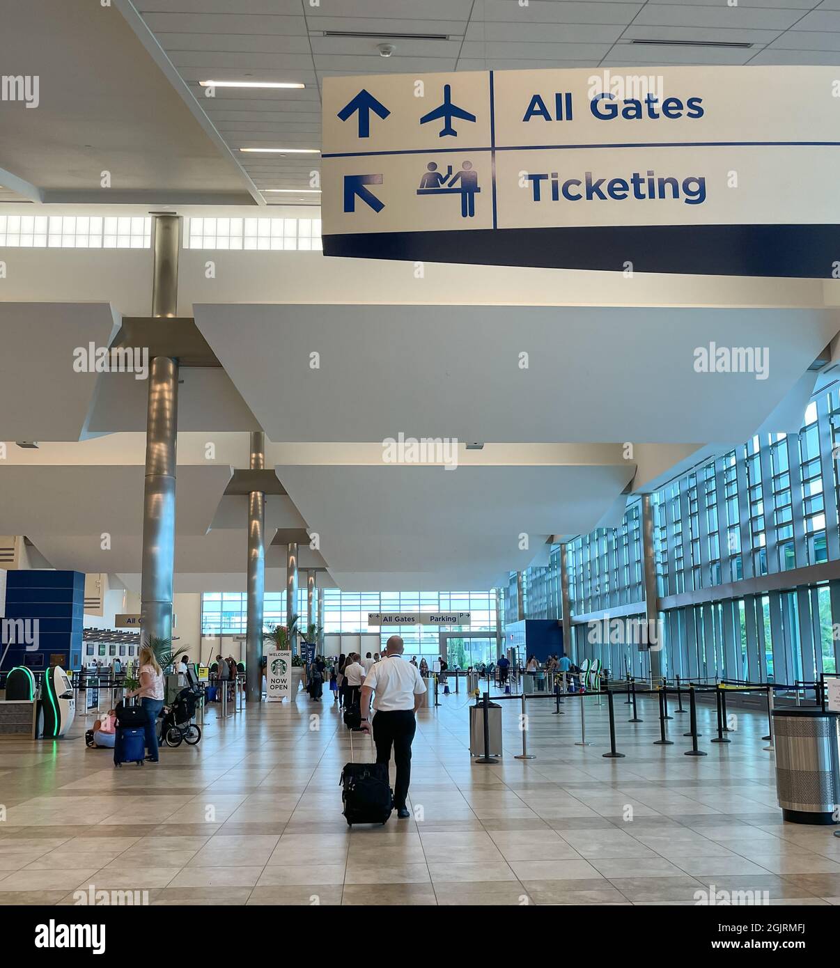 Myrtle Beach, SC USA - 3. September 2021: Innenansicht des Myrtle Beach International Airport mit Flugbegleitern und vorbeifahrenden Kunden Stockfoto