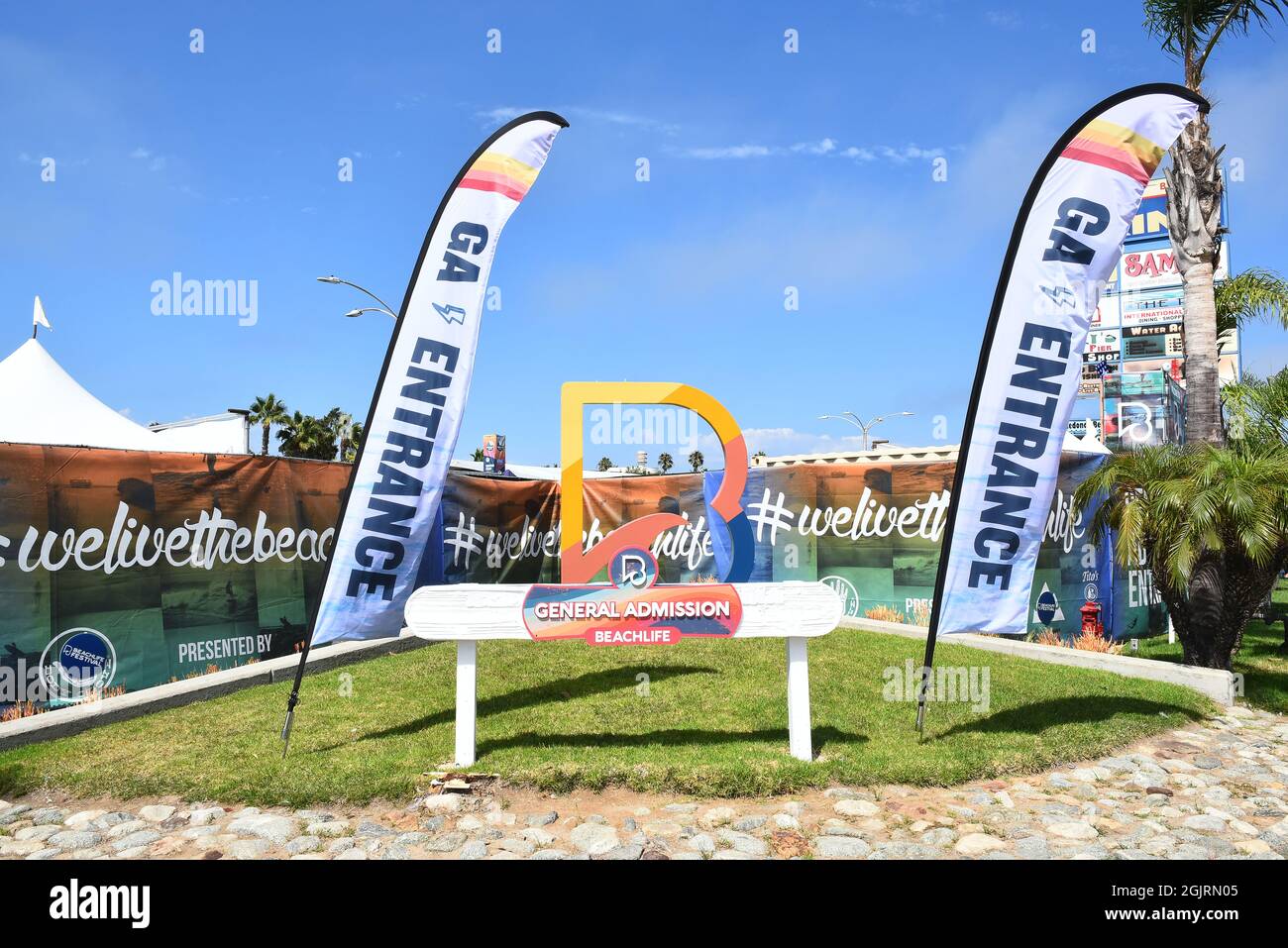 REDONDO BEACH, CALIFORNIA - 10 SEP 2021: Schilder und Banner beim Beachlife Festival ist das größte Strandparty- und Live-Musikfestival in Südkalifornien Stockfoto