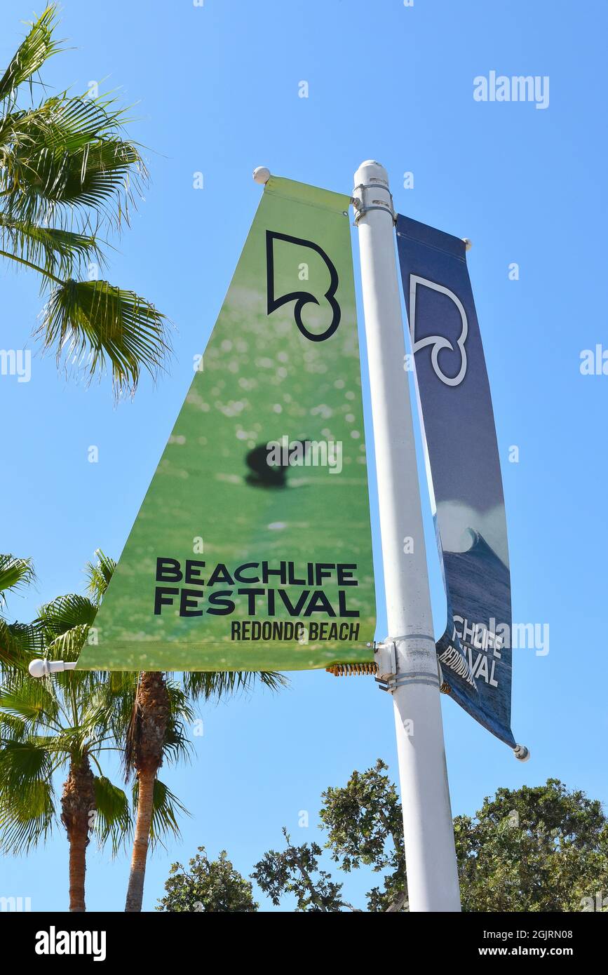 REDONDO BEACH, CALIFORNIA - 10 SEP 2021: Banner für das Beachlife Festival, eine jährliche Veranstaltung in der Nähe des Pier und des Jachthafens. Stockfoto