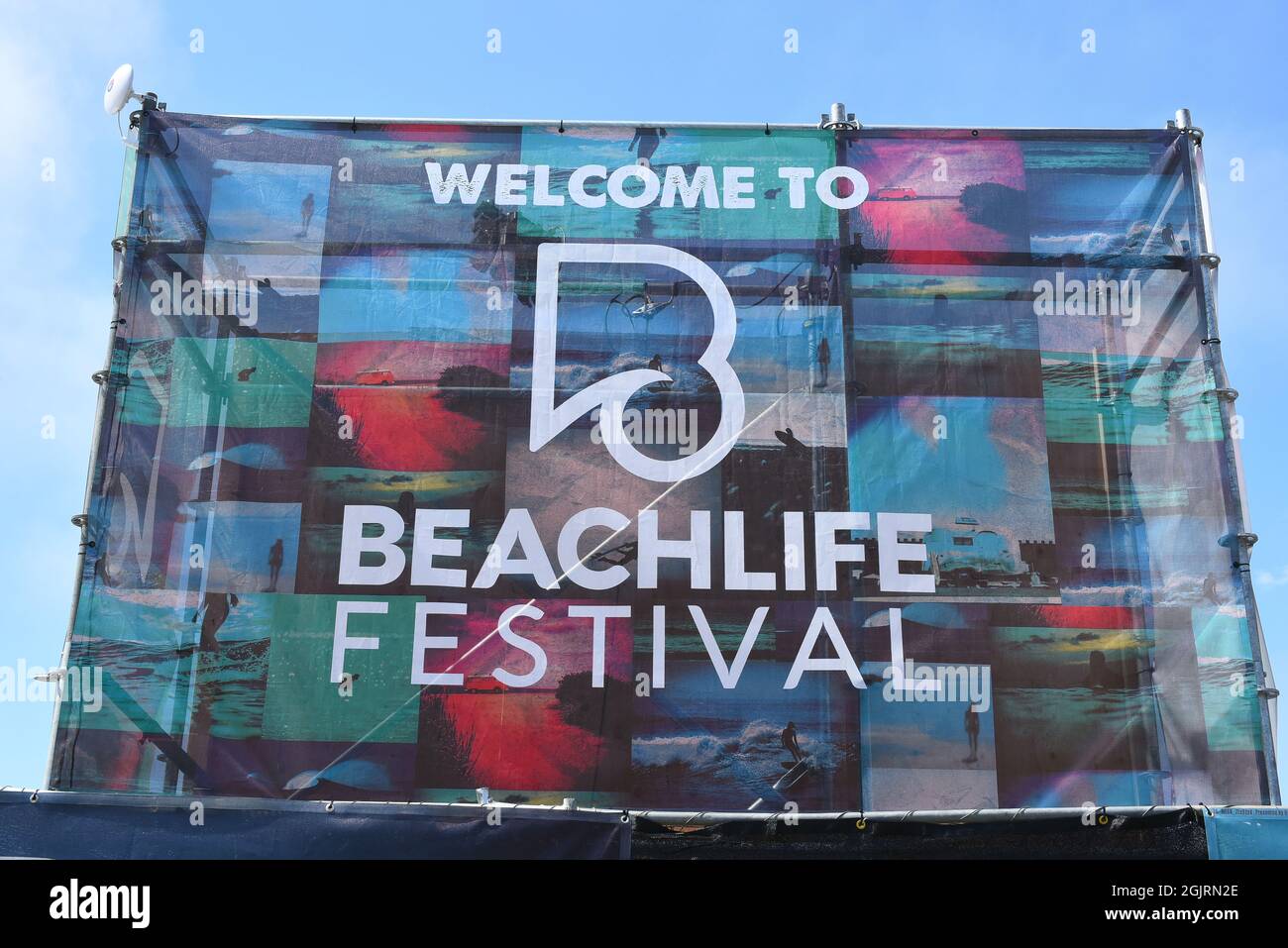 REDONDO BEACH, CALIFORNIA - 10 SEP 2021: Willkommensschild für das Beachlife Festival, eine jährliche Veranstaltung, die am Pier und am Yachthafen stattfindet. Stockfoto