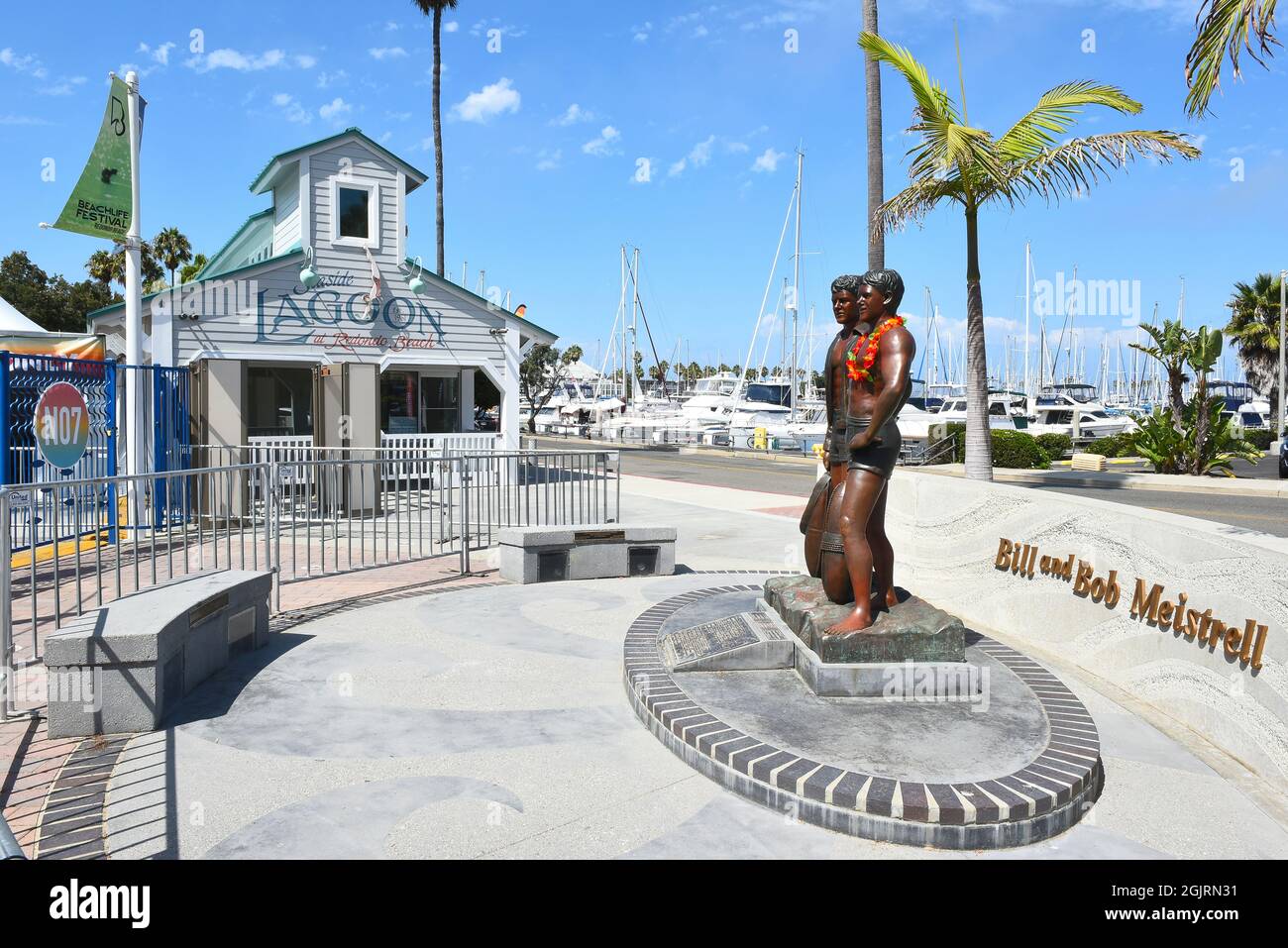 REDONDO BEACH, CALIFORNIA - 10 SEP 2021: Bill und Bob Meistrell Memorial, der Zwillingsbruder Rettungsschwimmer und Gründer der Body Glove Brand. Stockfoto