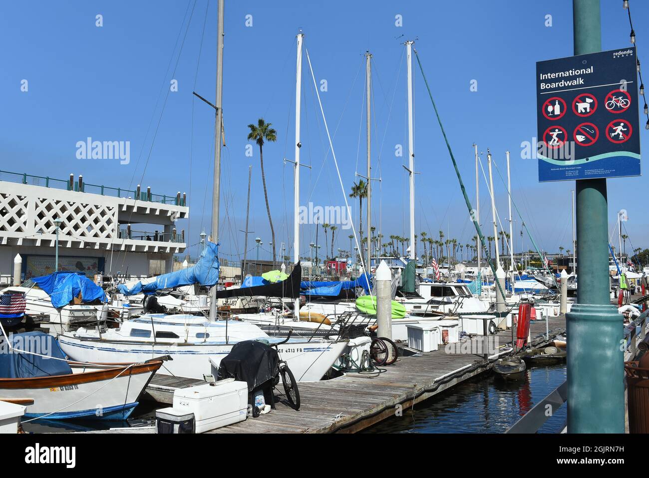 REDONDO BEACH, CALIFORNIA - 10 SEP 2021: Das International Boardwalk-Schild mit Blick auf den Yachthafen. Stockfoto