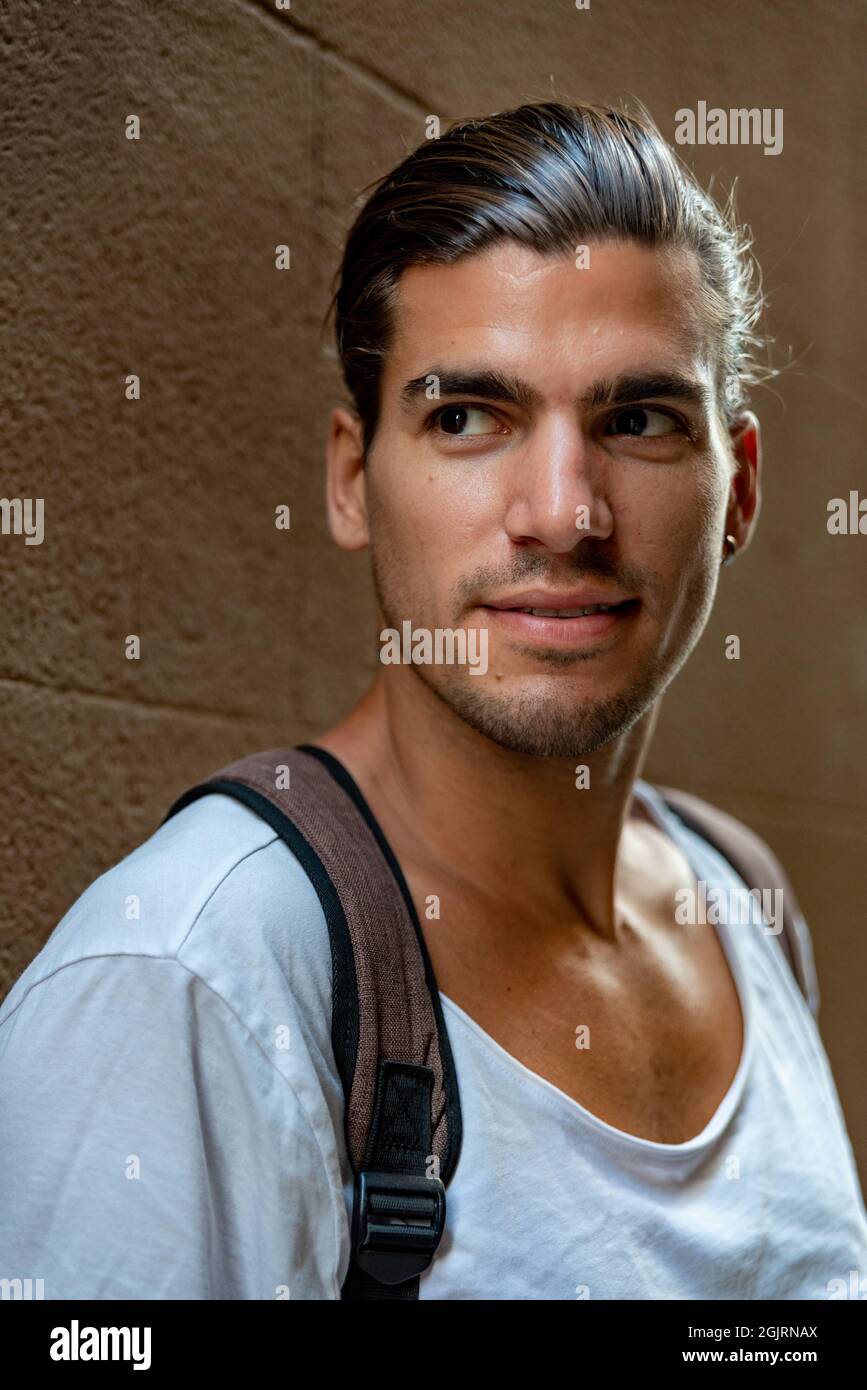 Vertikales Porträt eines jungen lateinmanns auf der Straße Stockfoto