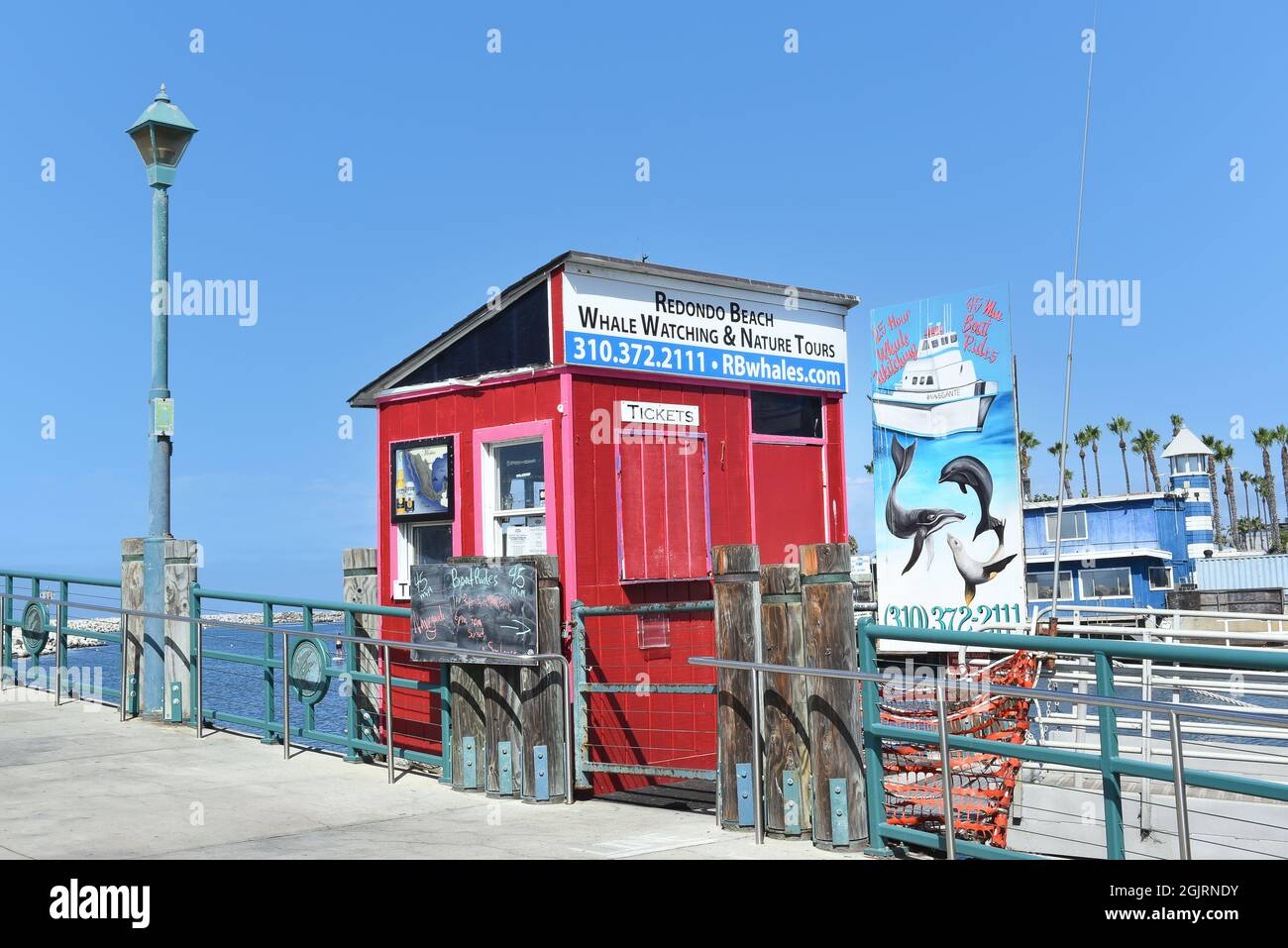 REDONDO BEACH, CALIFORNIA - 10 SEP 2021: Walbeobachtung und Naturtouren Ticketschalter am Pier. Stockfoto