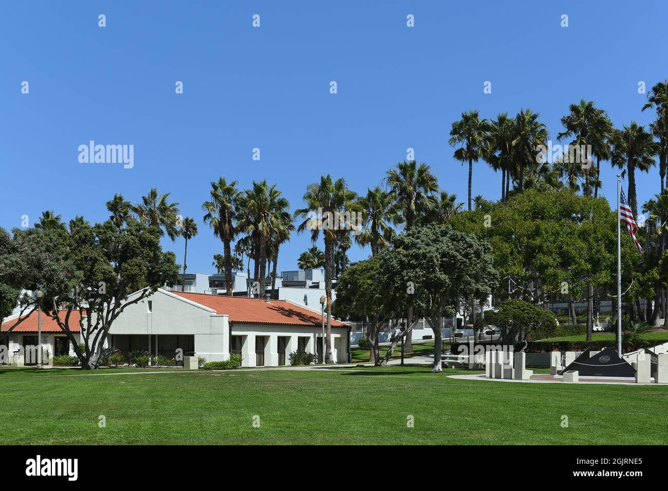 REDONDO BEACH, CALIFORNIA - 10 SEP 2021: Senior Center und Memorial im Veterans Park. Stockfoto