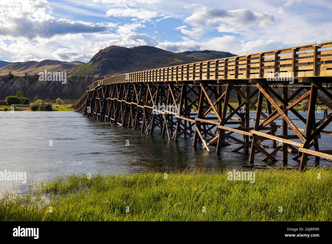 Die Pritchard Bridge bei Kamloops ist eine feststehende Holzstringer-Brücke mit mehreren Balken über den South Thompson River in Pritchard, British Columbia, Kanada. Stockfoto