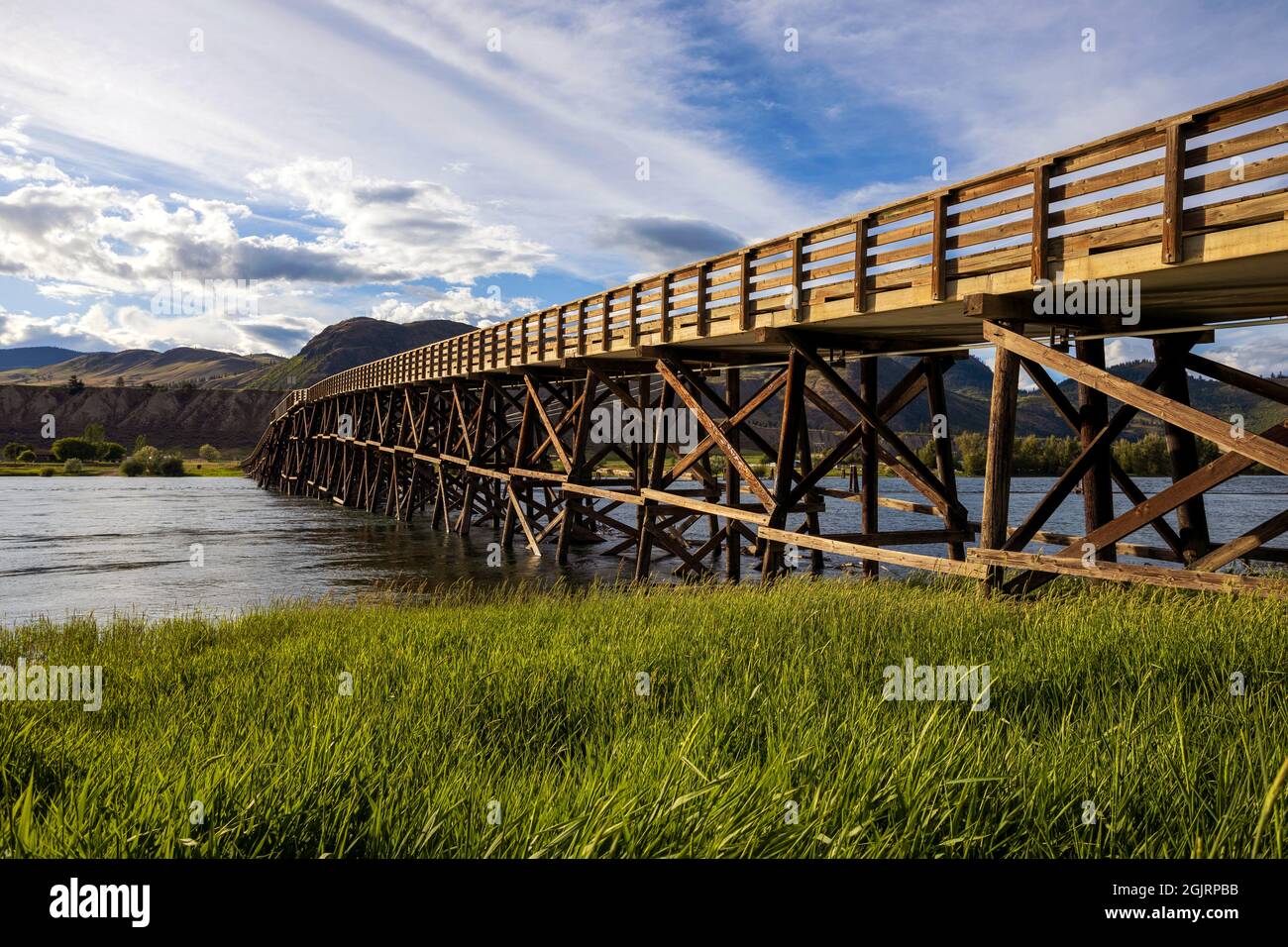 Die Pritchard Bridge bei Kamloops ist eine feststehende Holzstringer-Brücke mit mehreren Balken über den South Thompson River in Pritchard, British Columbia, Kanada. Stockfoto