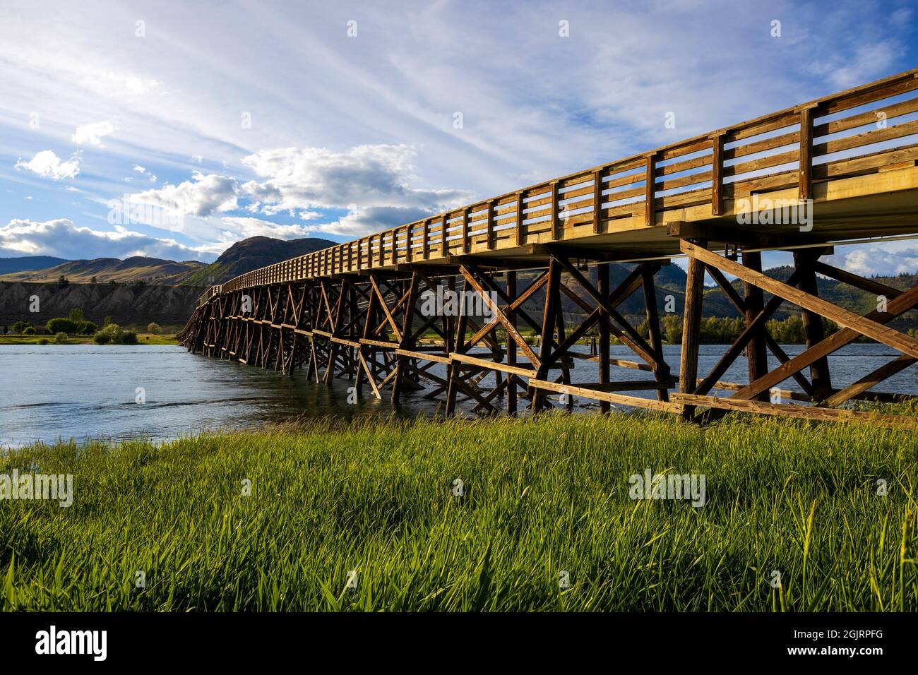 Die Pritchard Bridge bei Kamloops ist eine feststehende Holzstringer-Brücke mit mehreren Balken über den South Thompson River in Pritchard, British Columbia, Kanada. Stockfoto