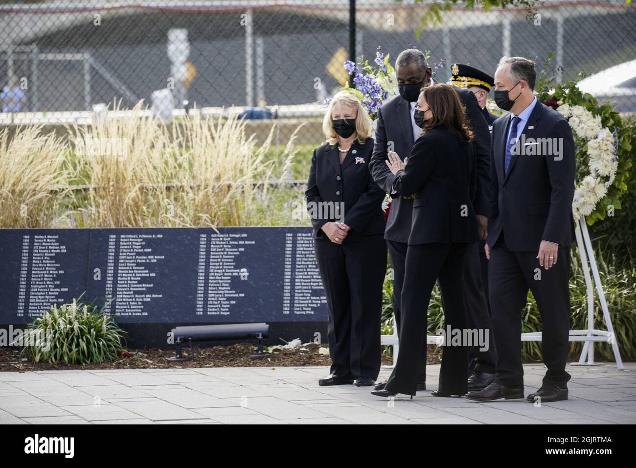 Hollyanne Milley, US-Verteidigungsministerin Lloyd J. Austin III, US-Vizepräsidentin Kamala Harris, US-Armeegeneral Mark A. Milley, Vorsitzende der Joint Chiefs of Staff, Und der erste Herr Douglas Emhoff nahm am 11. September 2021 an einer Kranzniederlegung im National 9/11 Memorial im US-amerikanischen Bundesstaat Washington Teil. Quelle: Yuri Gripas/Pool via CNP/MediaPunch Stockfoto