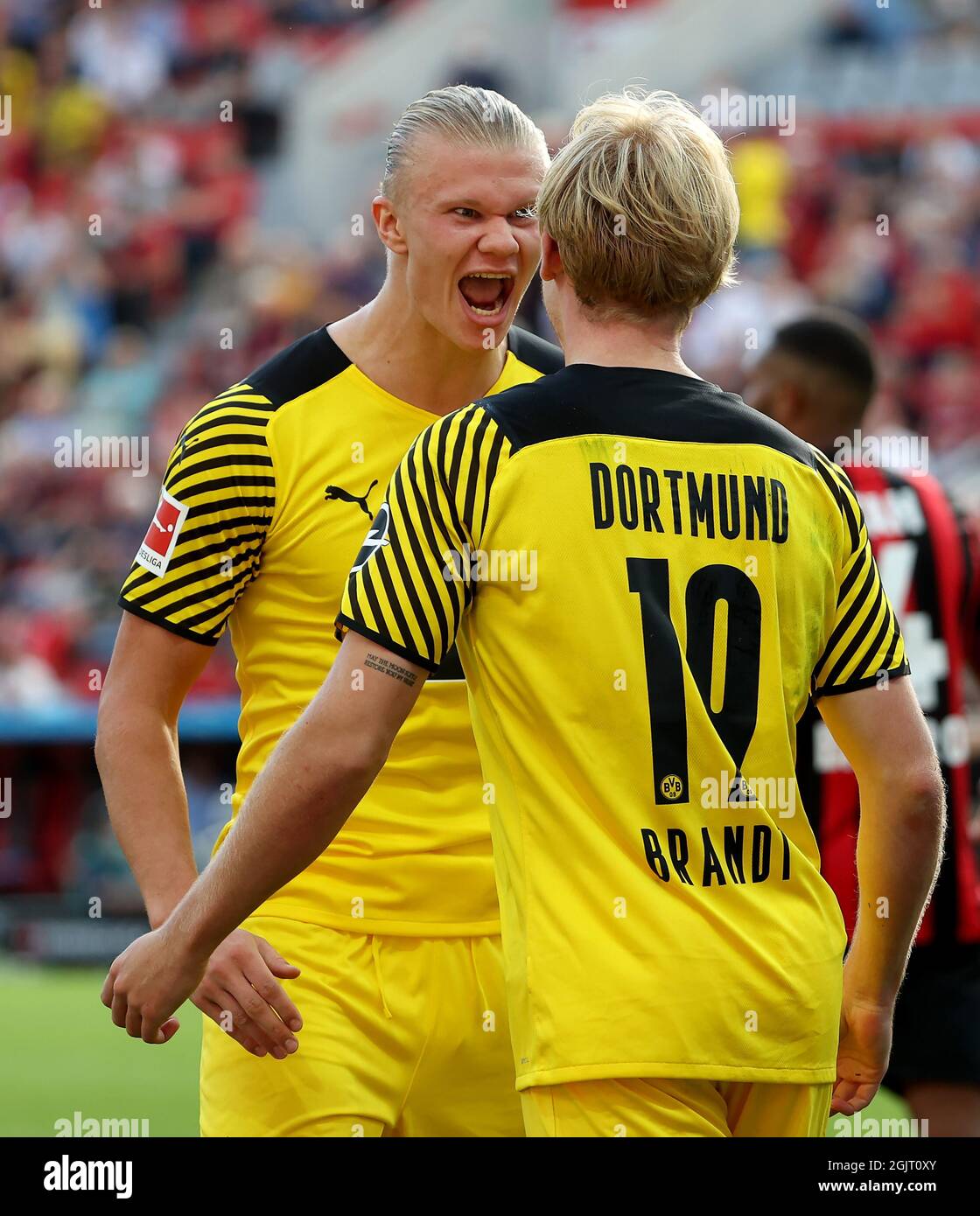 Leverkusen, Deutschland. September 2021. Der Dortmunder Julian Brandt (R) feiert mit seinem Teamkollegen Erling Haaland beim Bundesliga-Fußballspiel der 1. Division zwischen Bayer 04 Leverkusen und Borussia Dortmund am 11. September 2021 in Leverkusen einen Torschuss. Quelle: Joachim Bywaletz/Xinhua/Alamy Live News Stockfoto