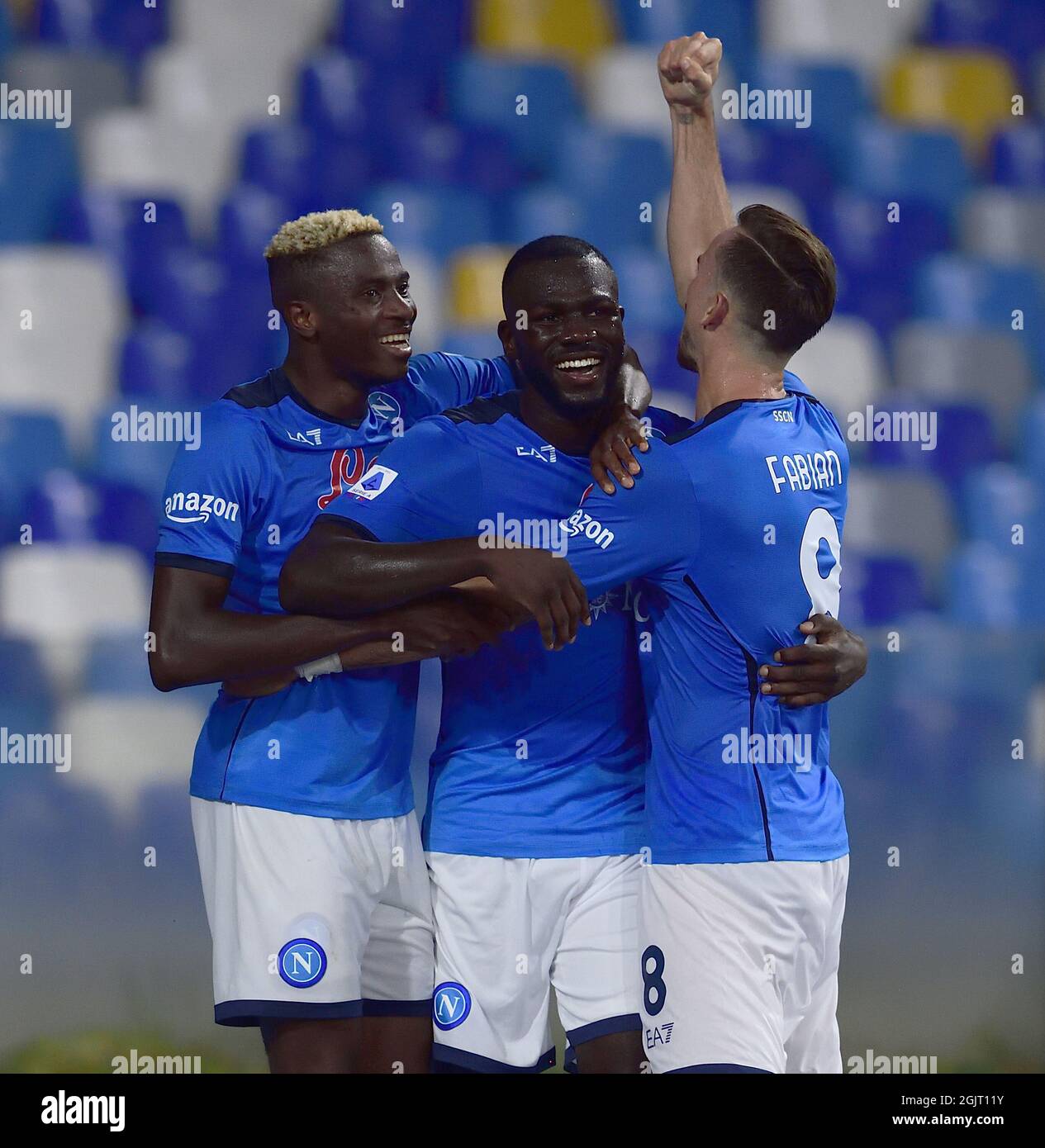 Neapel, Italien. September 2021. Napoli's Kalidou Koulibaly (C) feiert sein Tor mit seinen Teamkollegen während eines Serie-A-Fußballspiels zwischen Napoli und FC Juventus in Neapel, Italien, am 11. September 2021. Quelle: Alberto Lingria/Xinhua/Alamy Live News Stockfoto