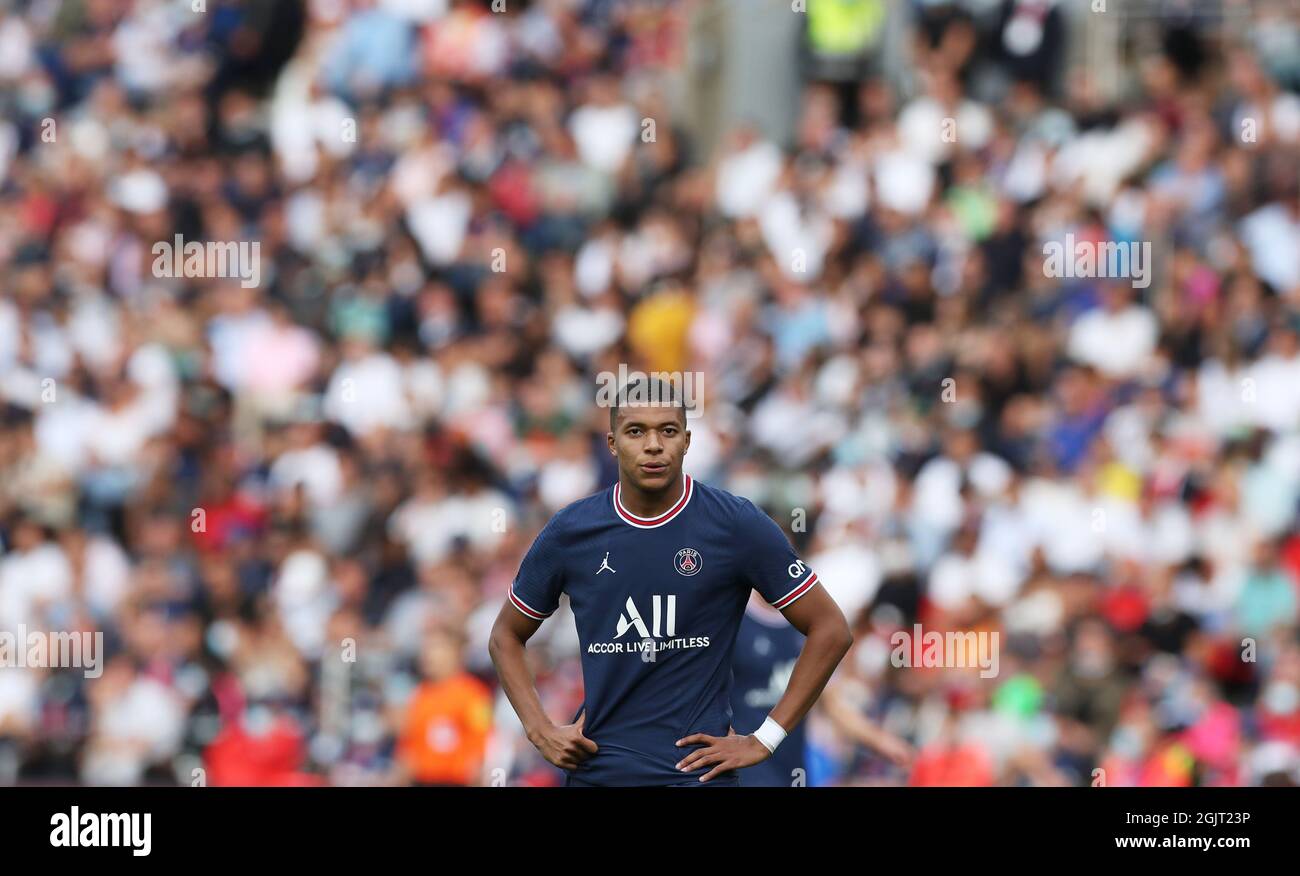 Paris, Frankreich. September 2021. Kylian Mbappe von Paris Saint Germain reagiert während des Fußballspiels der französischen Ligue 1 zwischen Paris Saint Germain (PSG) und Clermont in Paris, Frankreich, am 11. September 2021. Kredit: Gao Jing/Xinhua/Alamy Live Nachrichten Stockfoto