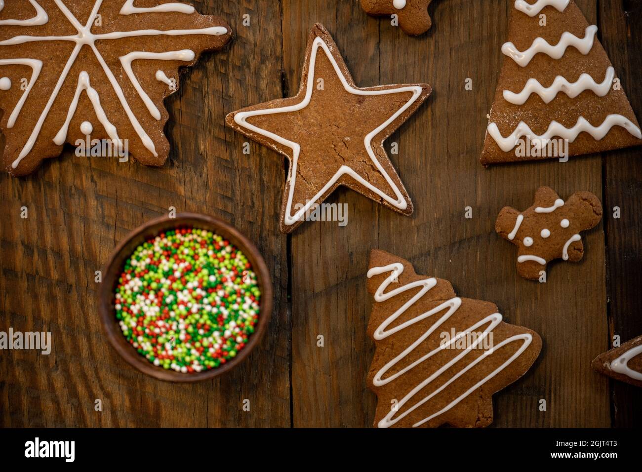 Königliche Vereisung auf hausgemachte Lebkuchenplätzchen mit Stern im Fokus Stockfoto