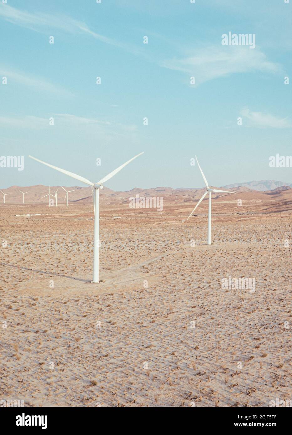 Windmill Farm in der kalifornischen Wüste, vertikales Bild. Stockfoto