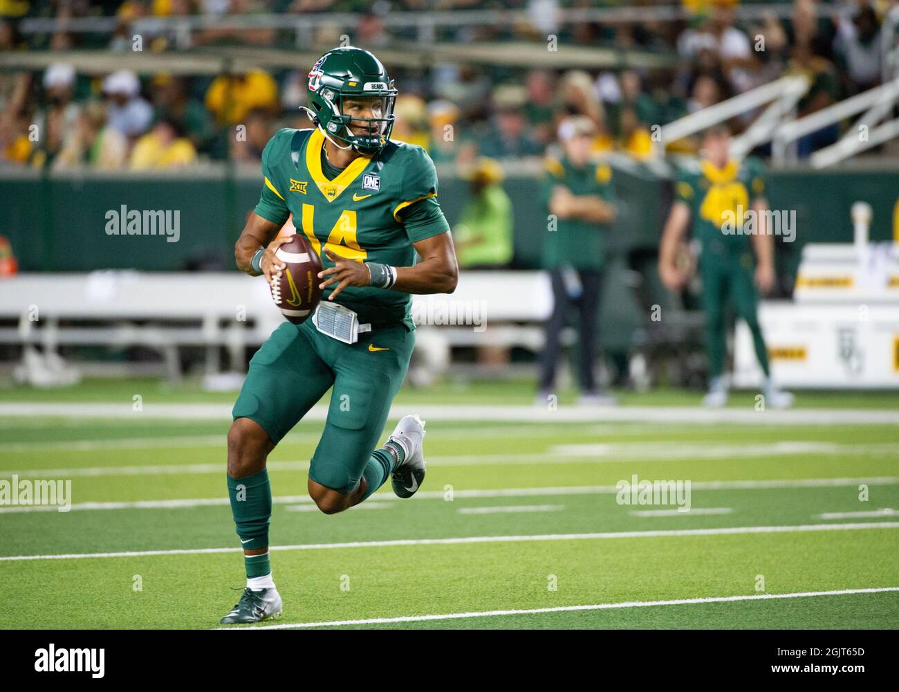 September 11 2021: Baylor Bears Quarterback Jacob Zeno (14) rollt die Tasche während der 2. Hälfte des NCAA Football-Spiels zwischen den Texas Southern Tigers und Baylor Bears im McLane Stadium in Waco, Texas. Matthew Lynch/(Foto von Matthew Lynch/CSM/Sipa USA) Stockfoto