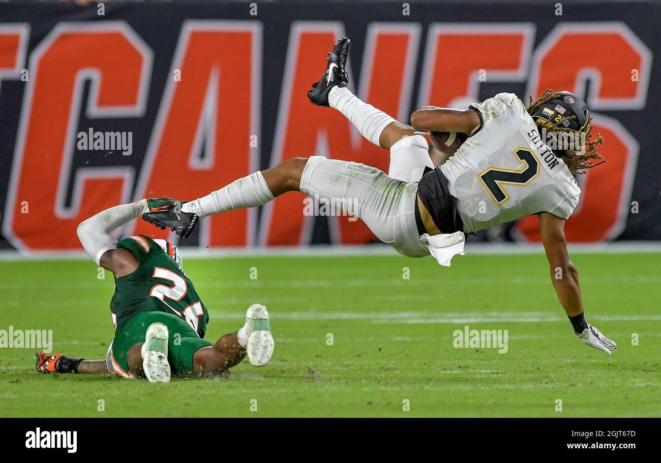 Miami Gardens, Usa. September 2021. Kamren Kinchens von Miami greift am Samstag, den 11. September 2021, den Appalachian State Receiver Corey Sutton (2) in der ersten Hälfte im Hard Rock Stadium in Miami Gardens, Florida, an. Der Gastgeber Hurricanes gewann, 25-23. (Foto von Michael Laughlin/South Florida Sun Sentinel/TNS/Sipa USA) Quelle: SIPA USA/Alamy Live News Stockfoto