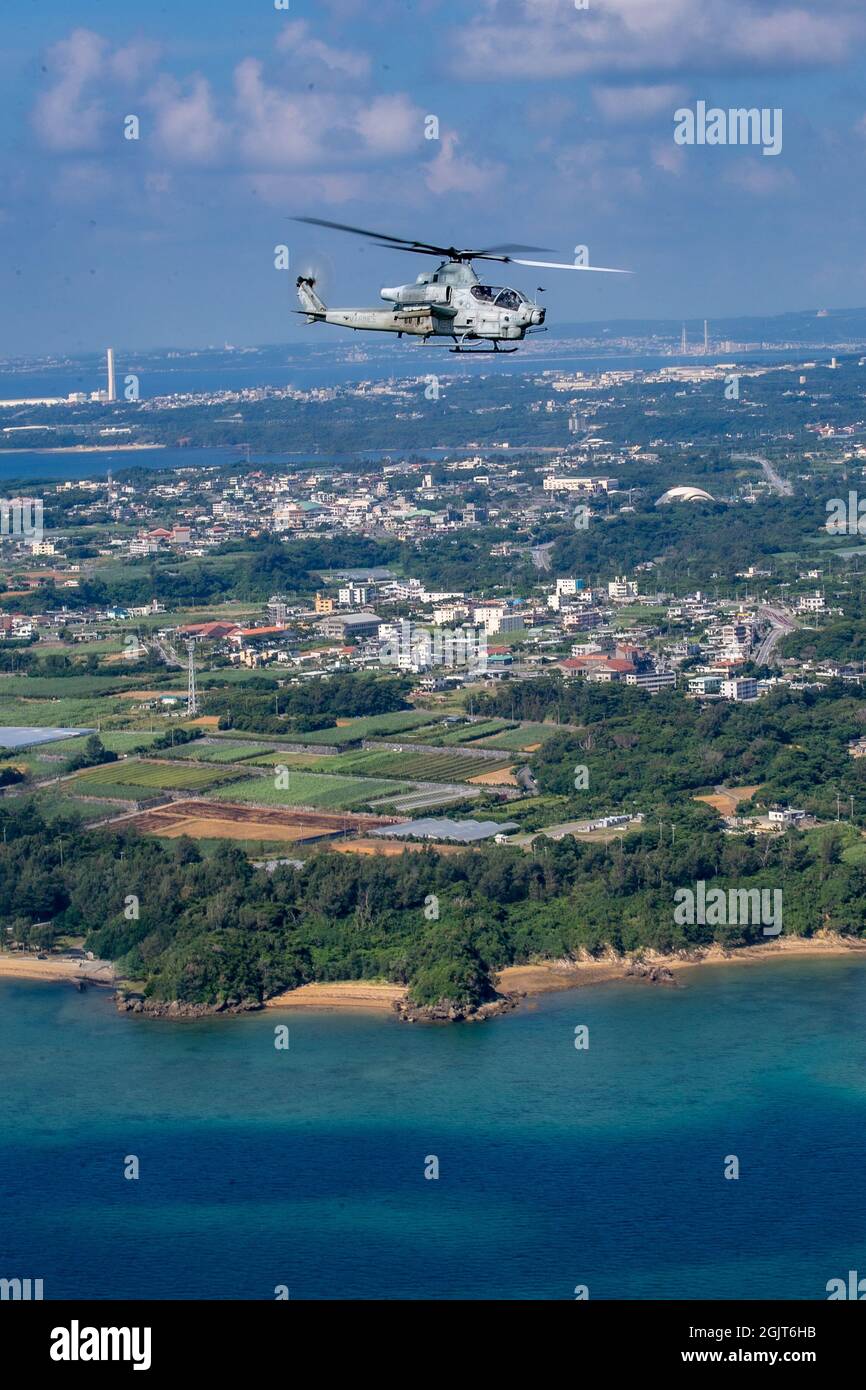 Ein an das Marine Light Attack Helicopter Squadron (HMLA) 169 angeschlossener US Marine Corps AH-1Z Viper-Angriffshubschrauber fliegt während der Indo-Pacific Warfighting Exercise (IWX) in Okinawa, Japan, am 31. August 2021 über Okinawa. IWX ist eine brandneue Übung, bei der III Marine Expeditionary Force-Einheiten und -Partner für die Zusammenarbeit bei Expeditionary Advanced Base Operations trainiert werden. (USA Marine Corps Foto von CPL. Ethan M. LeBlanc) Stockfoto