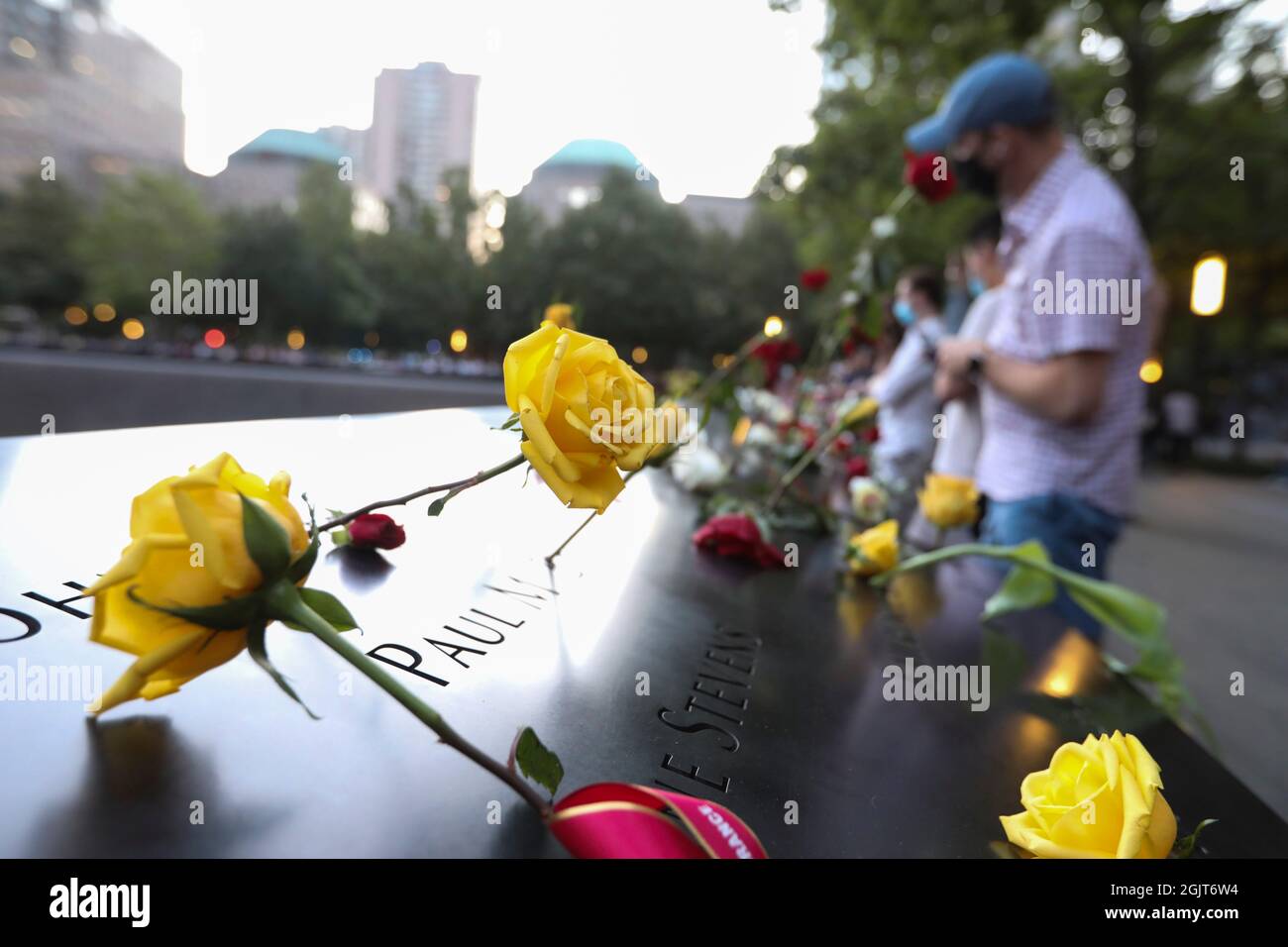 New York, USA. September 2021. Menschen trauern um die Opfer im National September 11 Memorial & Museum in New York, USA, 11. September 2021. Quelle: Wang Ying/Xinhua/Alamy Live News Stockfoto