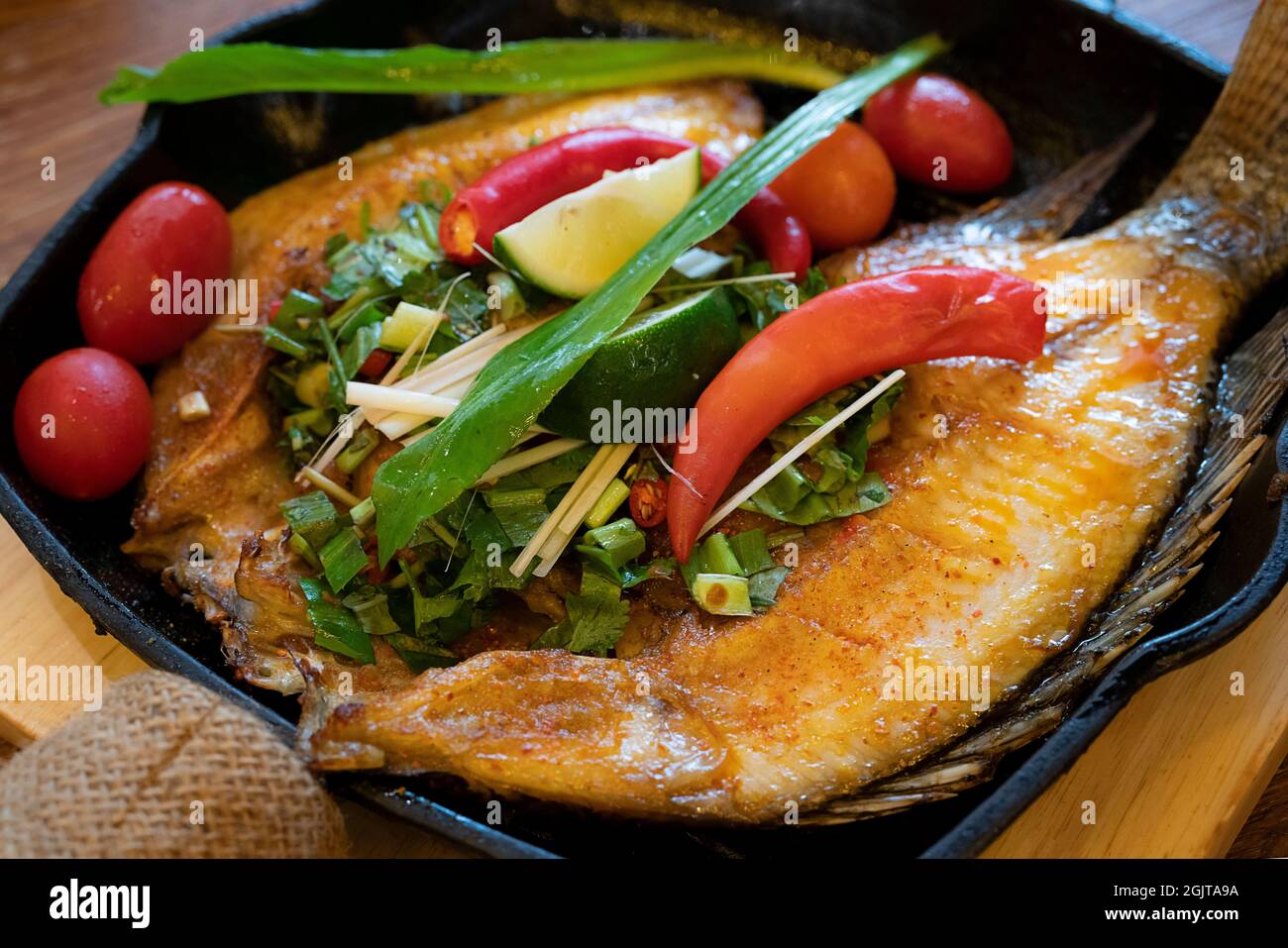 Köstliche geröstete Tilapia mit Yunnan-Küche Stockfoto