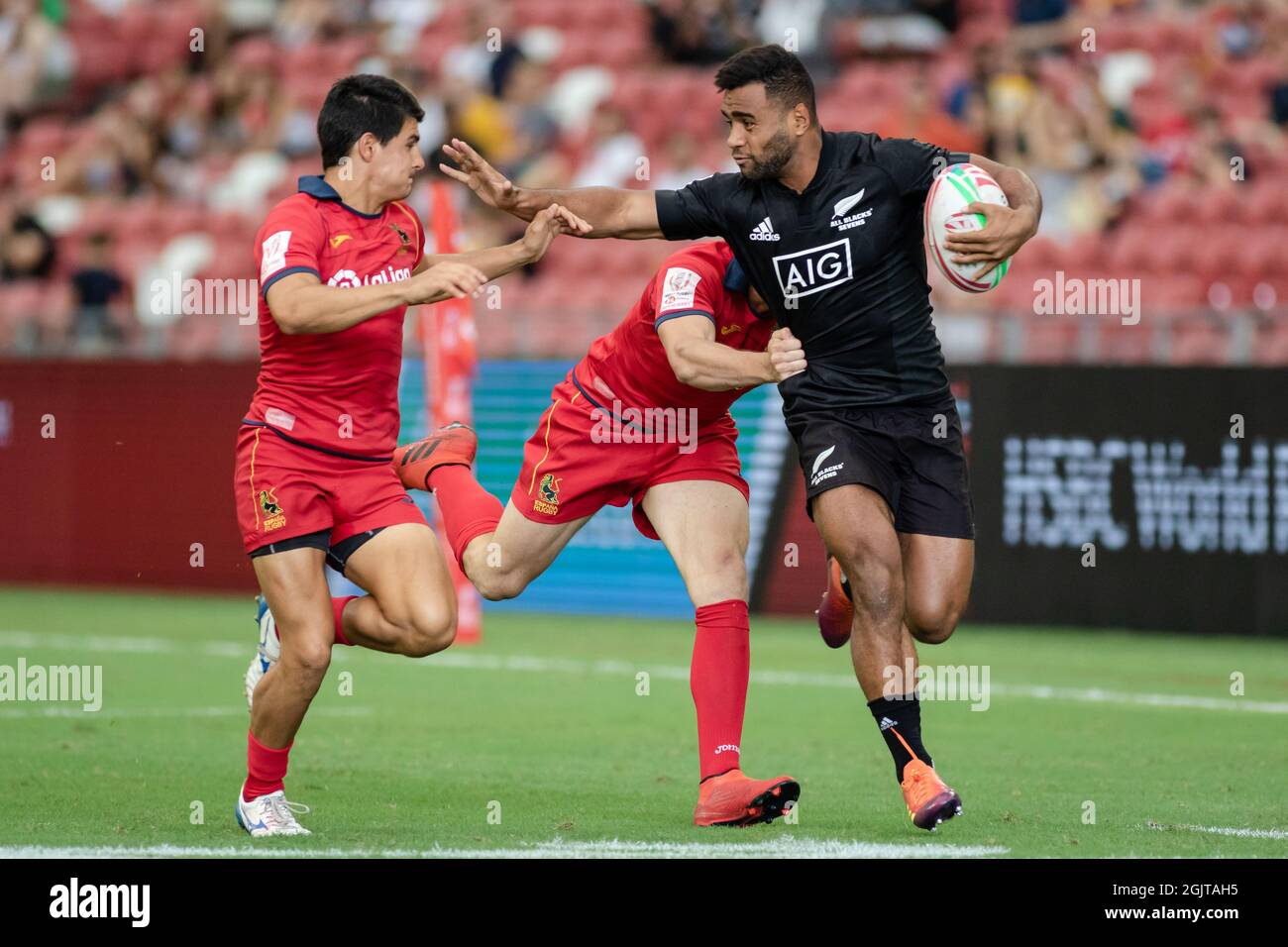 SINGAPUR-APRIL 13:das neuseeländische 7er-Team (blalck) spielt am 1. Tag des HSBC World Rugby Singapore Sevens am 13. April 2019 im Nationalstadion in Singapur gegen das spanische 7er-Team (rot) Stockfoto