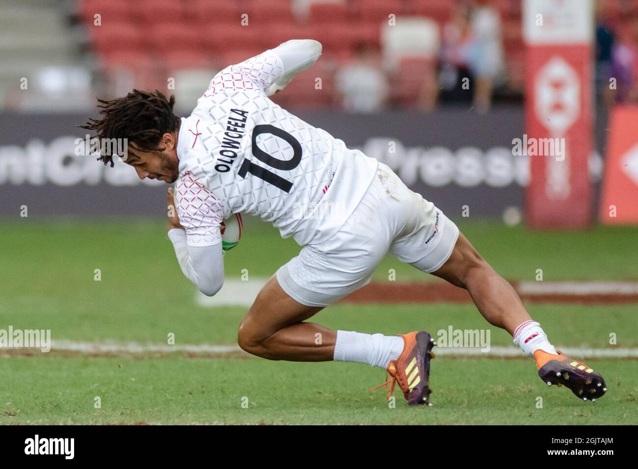 SINGAPUR-13. APRIL: Ryan Olowofela von der englischen 7er-Mannschaft in Aktion am 1. Tag des HSBC World Rugby Singapore Sevens am 13. April 2019 im Nationalstadion in Singapur Stockfoto