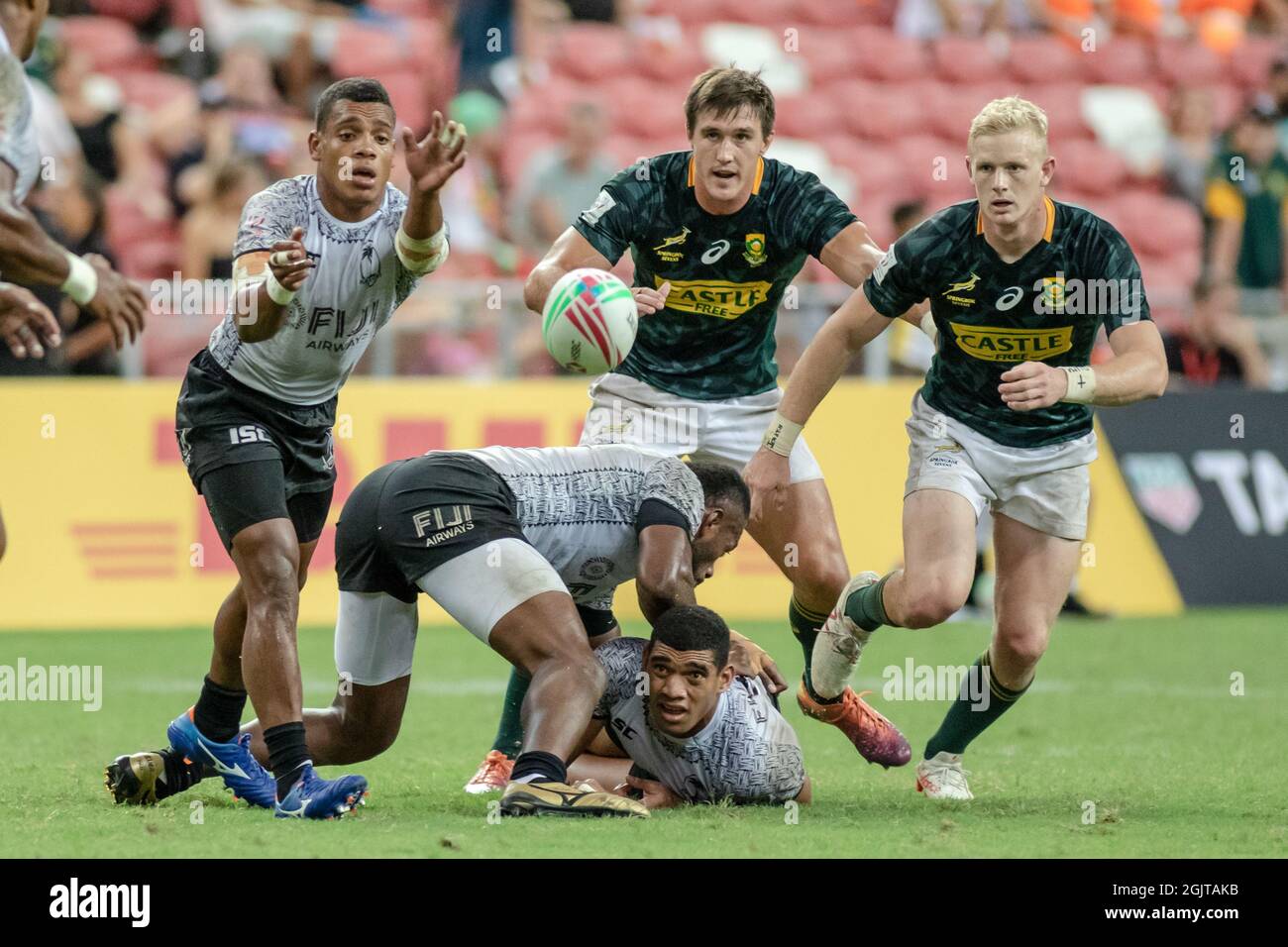SINGAPUR-APRIL 13:das südafrikanische 7er-Team (grün) spielt am 1. Tag des HSBC World Rugby Singapore Sevens am 13. April 2019 im Nationalstadion in Singapur gegen das Team der Fidschi 7er (weiß) Stockfoto