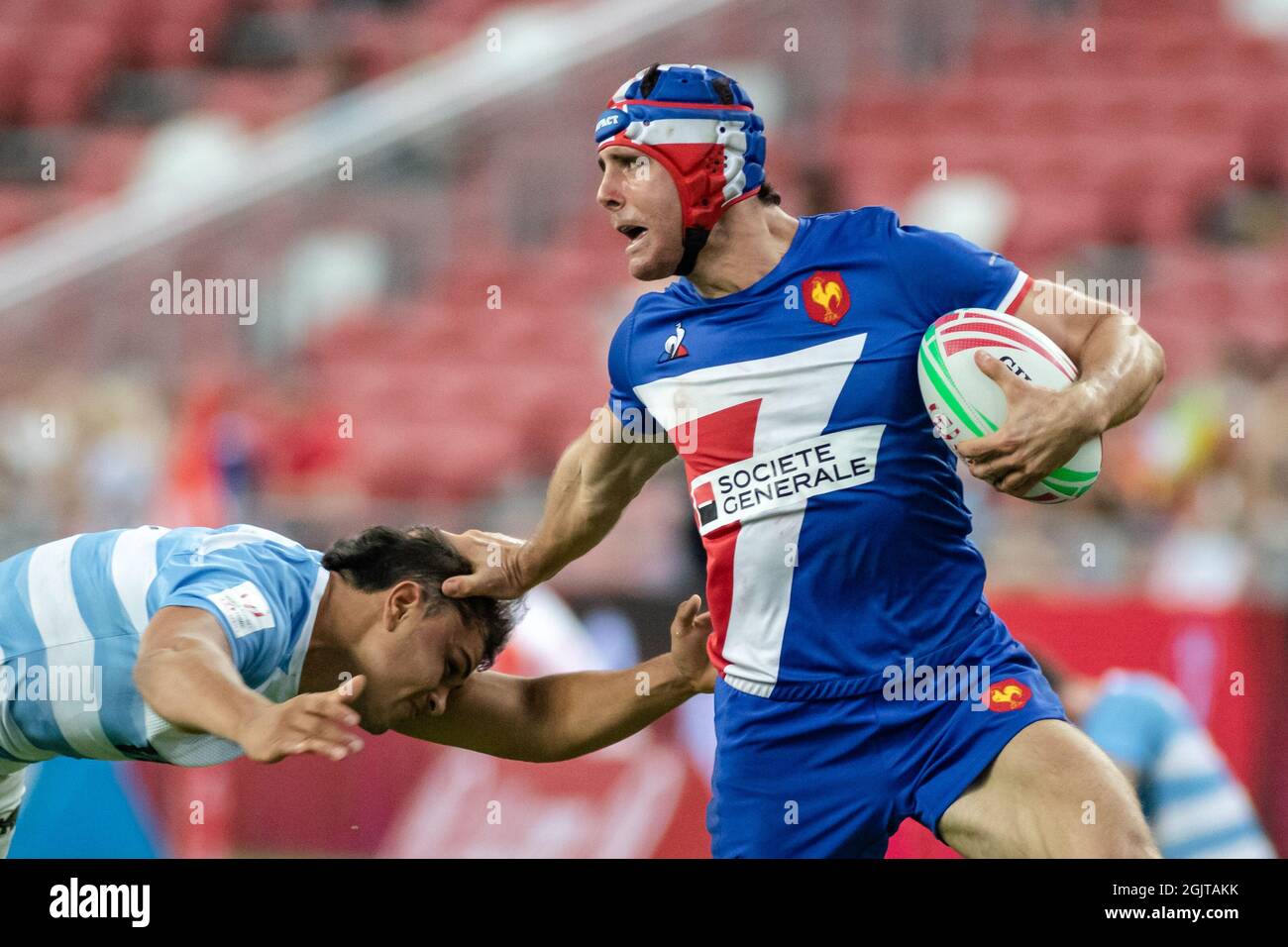 SINGAPUR-APRIL 13:das französische 7er-Team (blau) spielt am 1. Tag des HSBC World Rugby Singapore Sevens am 13. April 2019 im Nationalstadion in Singapur gegen das argentinische 7er-Team (blau/weiß) Stockfoto