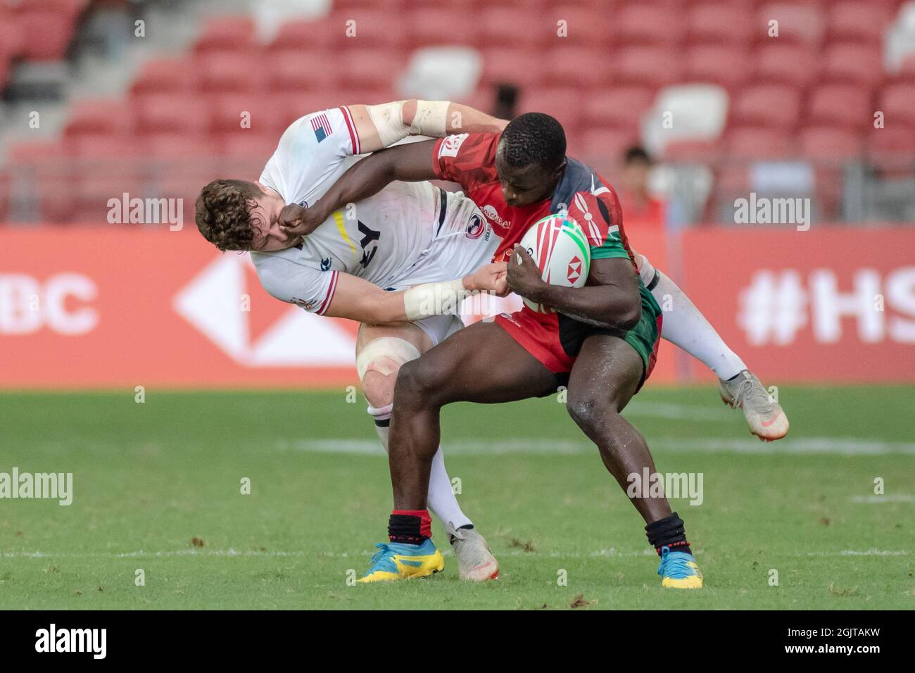 SINGAPUR-13. APRIL: Das Kenya 7s Team (rot) spielt am 1. Tag des HSBC World Rugby Singapore Sevens am 13. April 2019 im Nationalstadion in Singapur gegen das USA 7s Team (weiß) Stockfoto