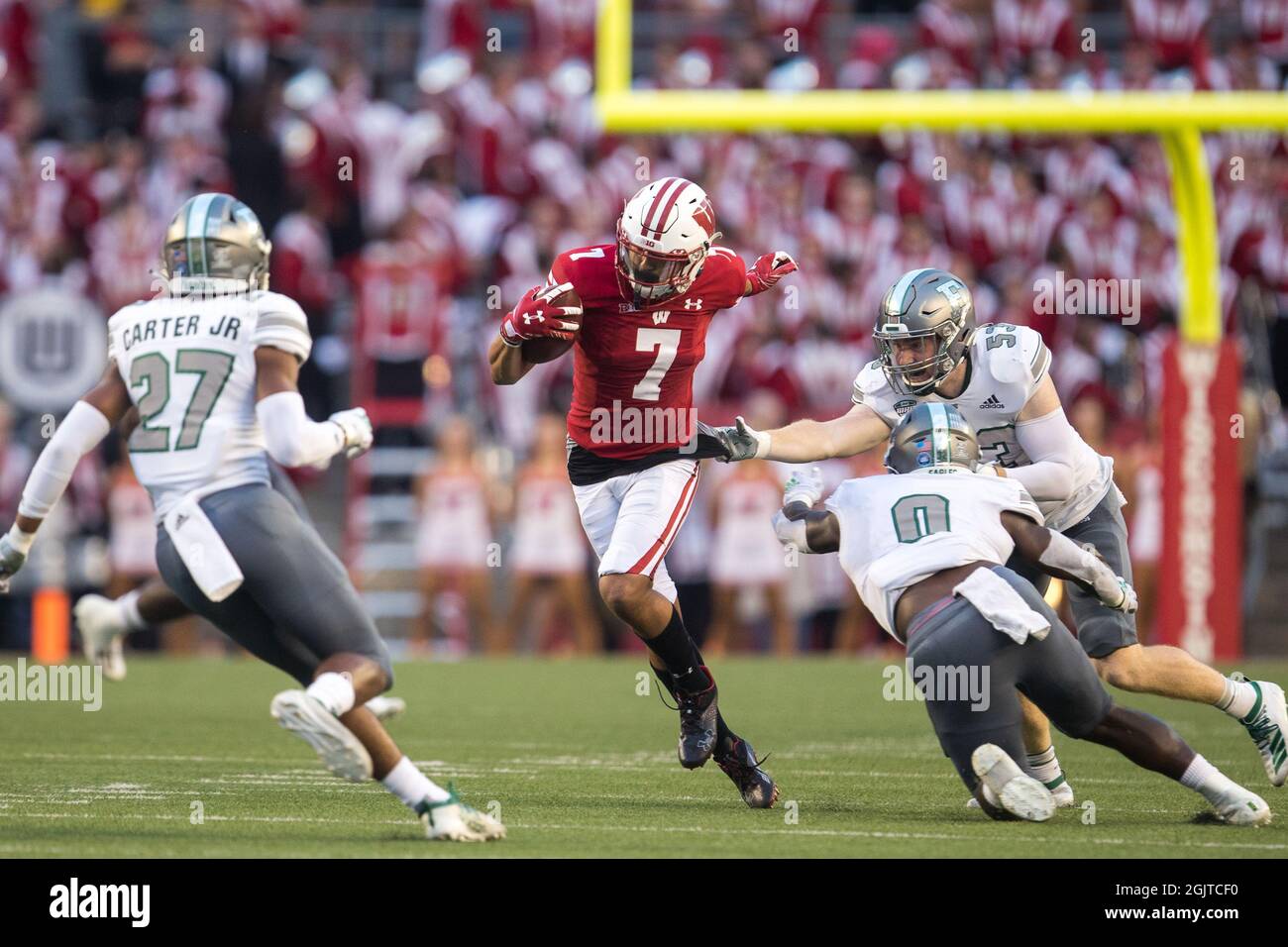 Der Wisconsin Wide Receiver Danny Davis (7) brach die Tackles während eines Fußballspiels zwischen Wisconsin Badgers und Eastern Michigan Eagles am 11. September 2021. Wisconsin besiegte Eastern Michigan mit 34:7. (Max Siker / Bild von Sport) Stockfoto