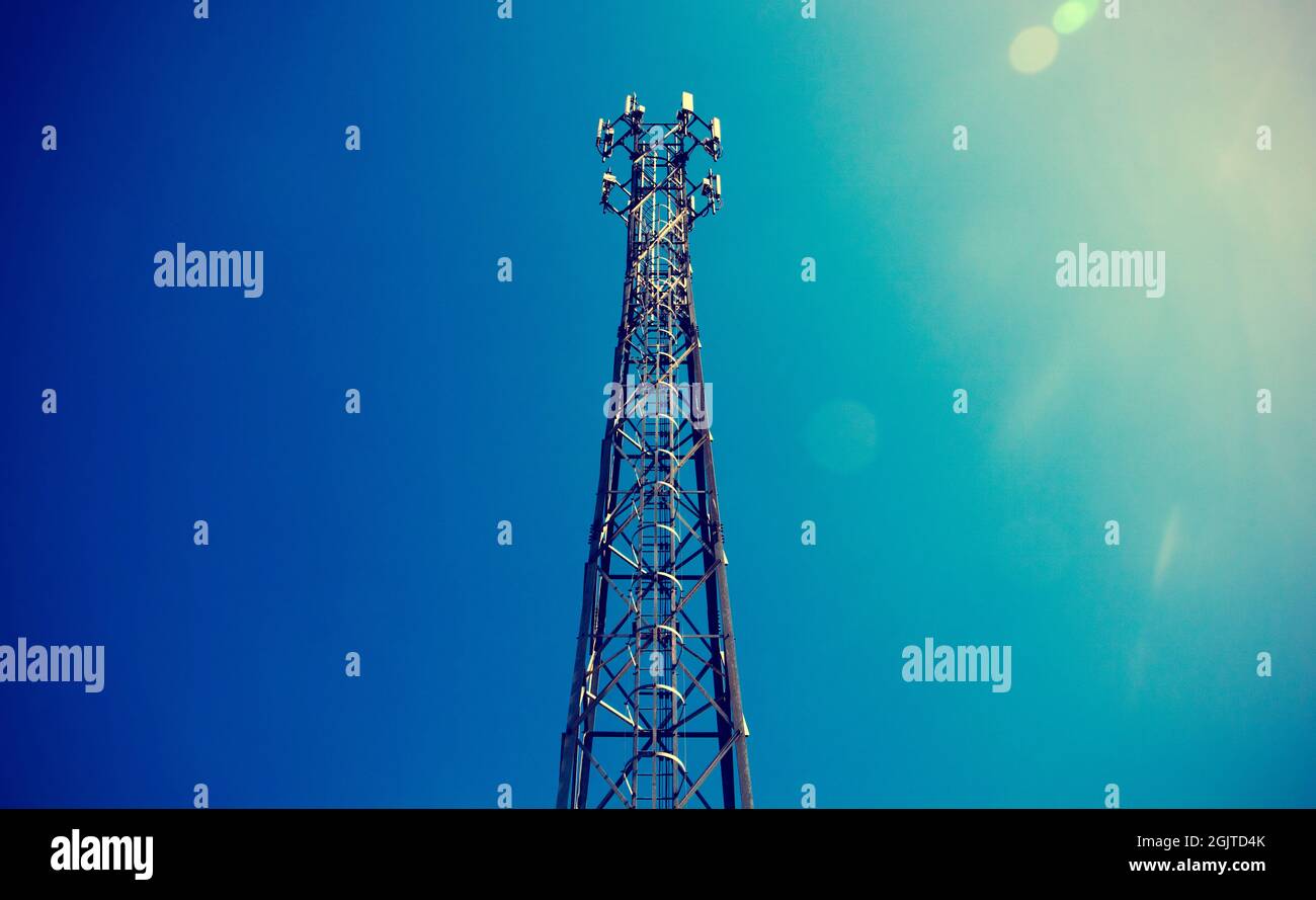 Telecom Mast oder Telecommunication Mast TV-Antennen drahtlose Technologie mit blauem Himmel Hintergrund, Show Telecom Tower Infrastruktur. (Vintage-Konzept) Stockfoto