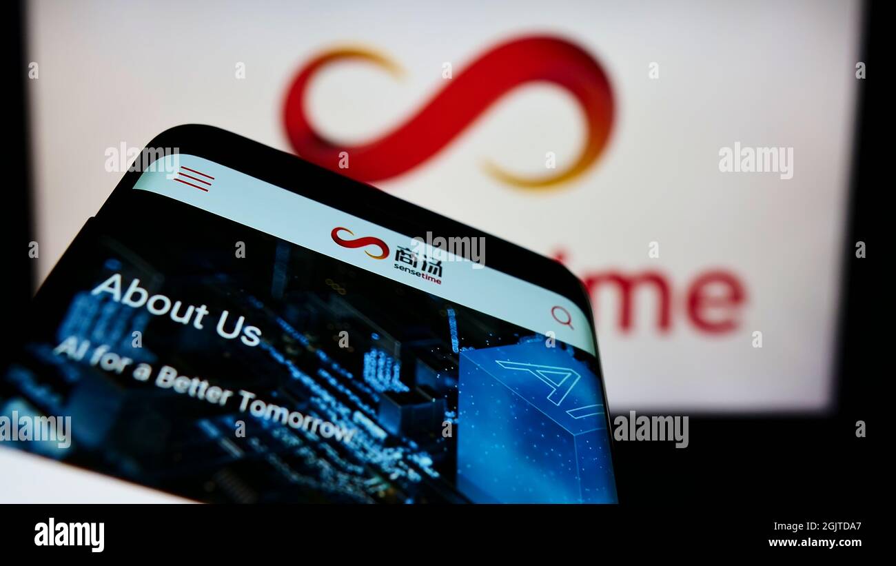Mobiltelefon mit Website der chinesischen Firma SenseTime für künstliche Intelligenz auf dem Bildschirm vor dem Logo. Konzentrieren Sie sich auf die obere linke Seite des Telefondisplays. Stockfoto