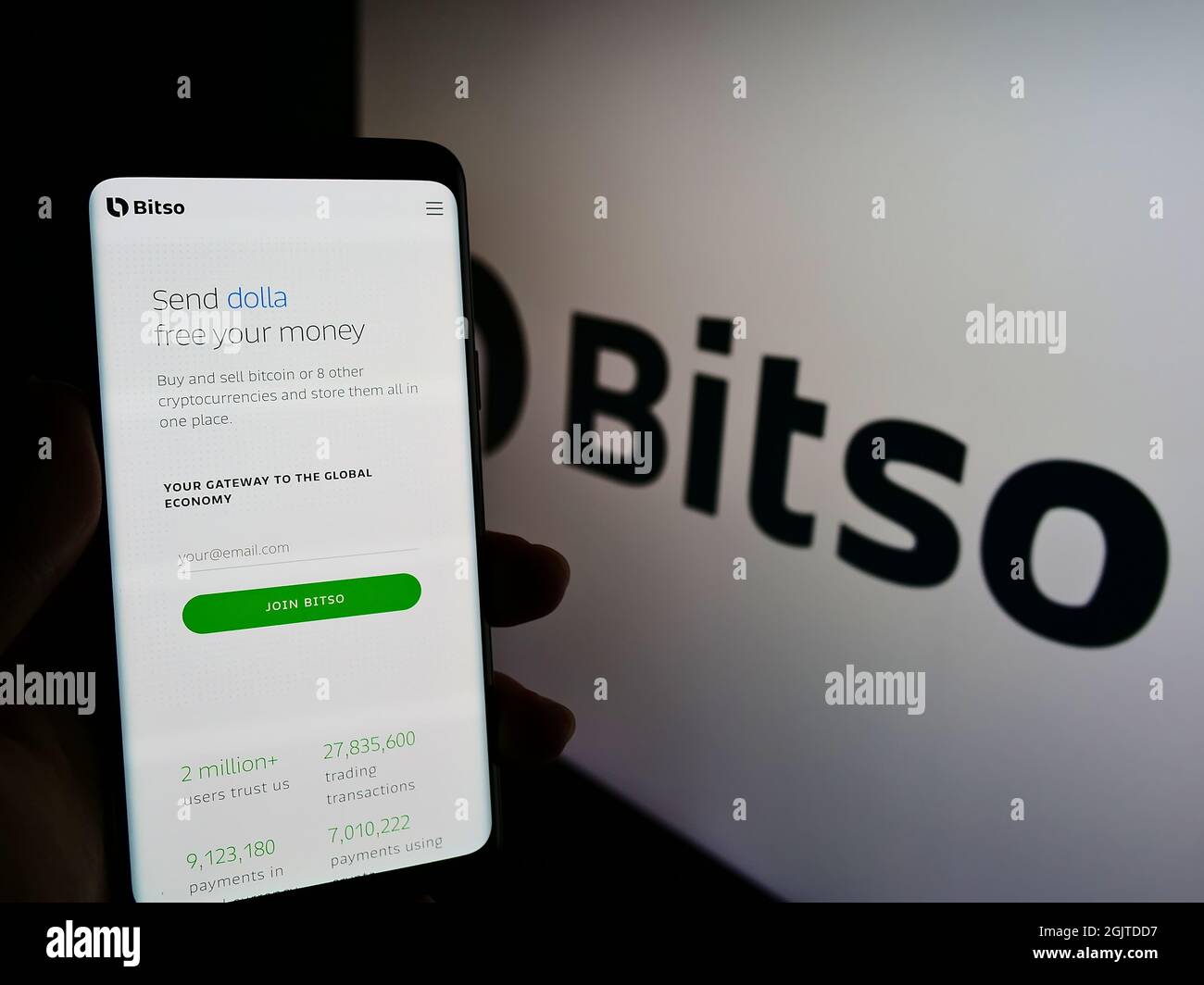 Person, die Smartphone mit Website der mexikanischen Kryptowährungsbörse Bitso auf dem Bildschirm vor dem Logo hält. Konzentrieren Sie sich auf die Mitte des Telefondisplays. Stockfoto