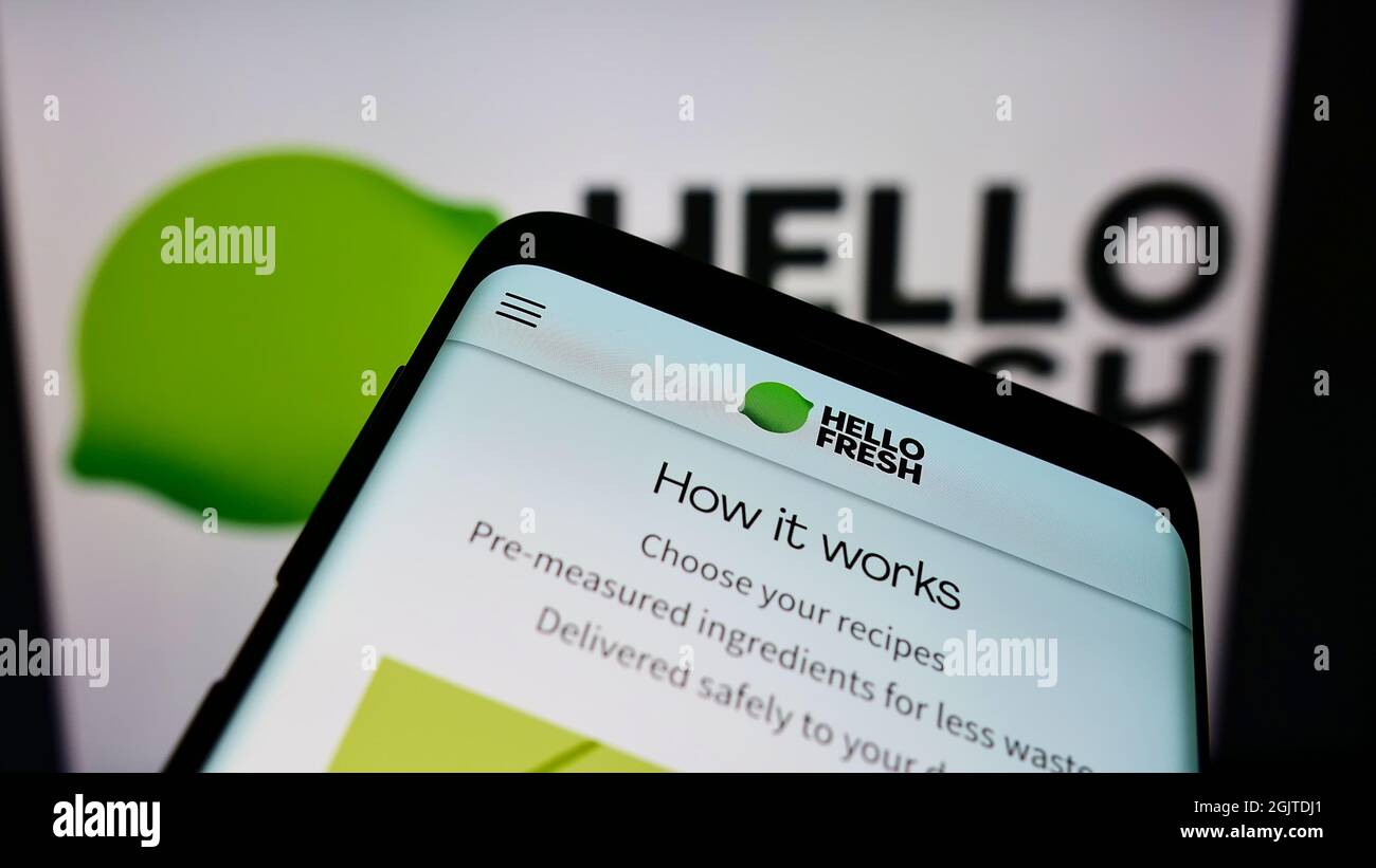 Mobiltelefon mit Website des deutschen Imbiss-Unternehmens HelloFresh SE auf dem Bildschirm vor dem Firmenlogo. Konzentrieren Sie sich auf die obere linke Seite des Telefondisplays. Stockfoto