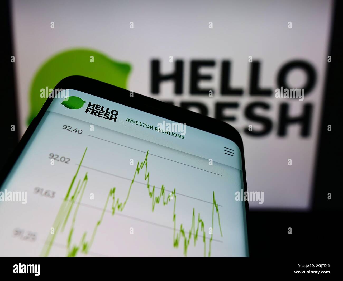Handy mit Webseite des deutschen Meal-Kit-Unternehmens HelloFresh SE auf dem Bildschirm vor dem Firmenlogo. Konzentrieren Sie sich auf die obere linke Seite des Telefondisplays. Stockfoto