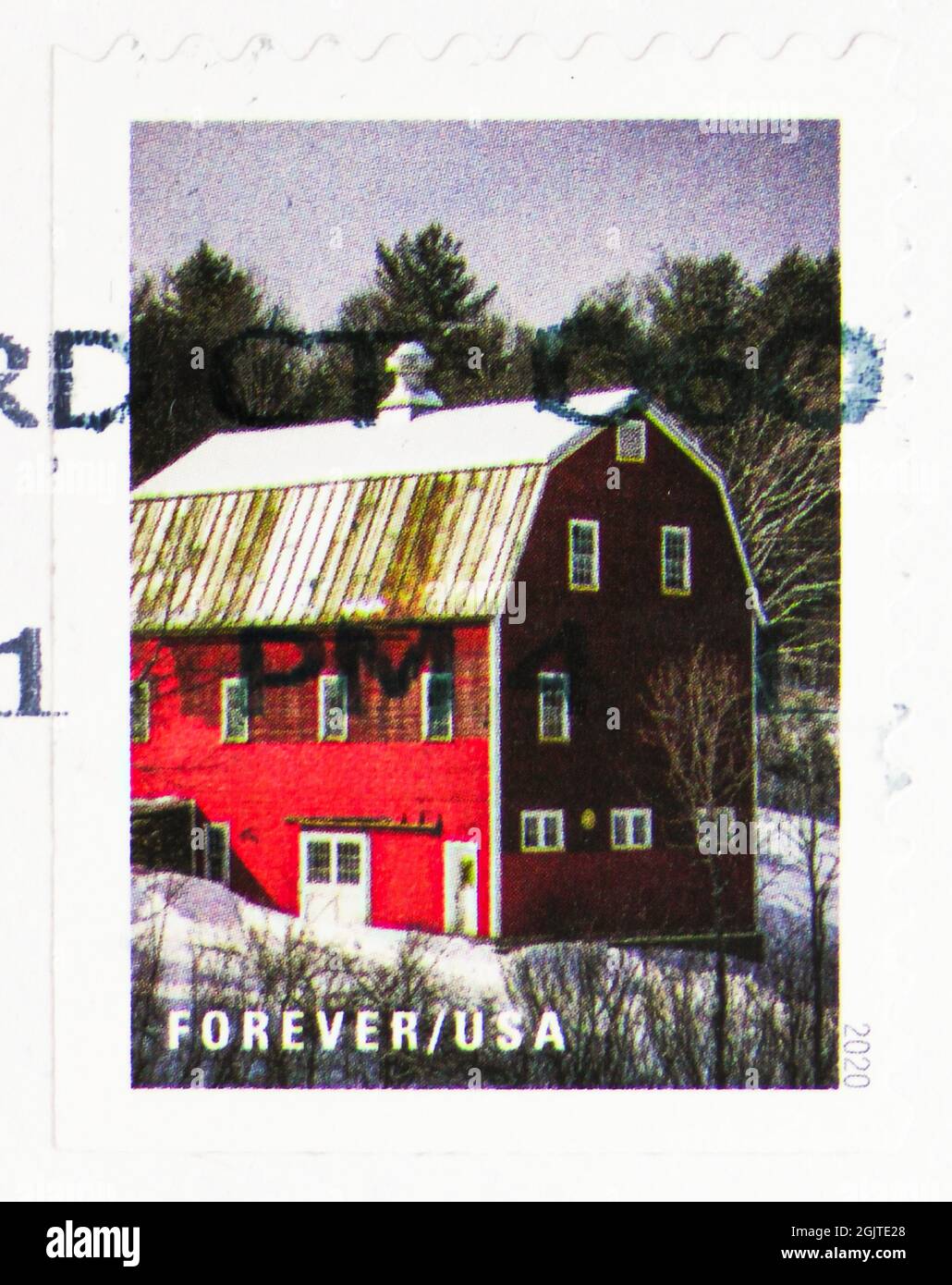 MOSKAU, RUSSLAND - 09. JUNI 2021: In den USA gedruckte Briefmarke zeigt Scheune Covered in Snow, Winterszenen (2020) Serie, um 2020 Stockfoto