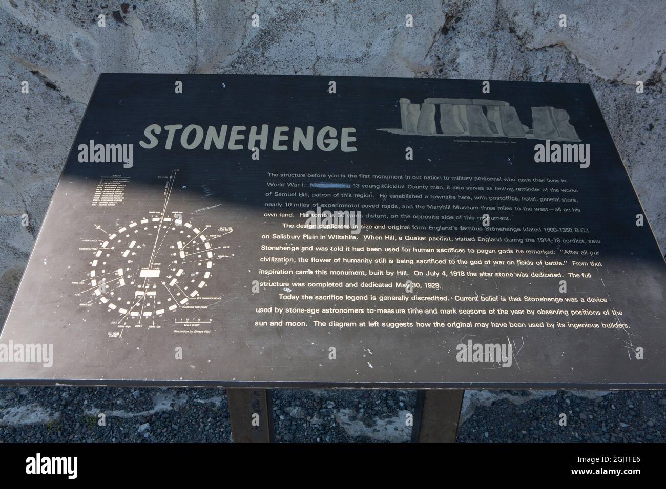 Deutungszeichen über Stonhenge. Samuel Hill ließ „Stonehenge“ als Denkmal für die 13 im Ersten Weltkrieg getöteten Klickitat-Männer errichten Stockfoto
