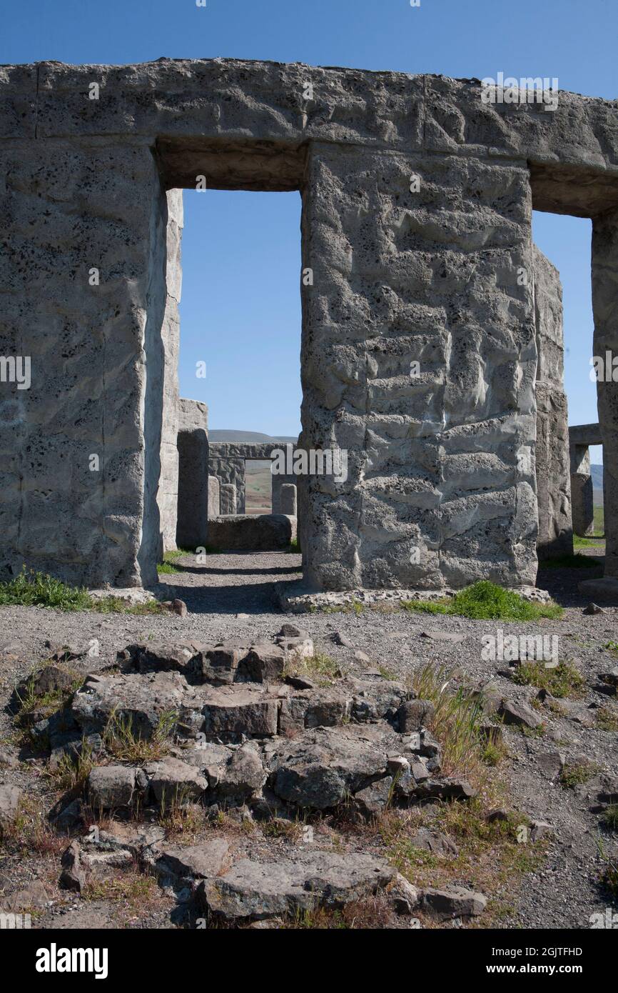 Samuel Hill baute Stonehenge als Kriegsprotest/Gedenkstätte der 13 im Ersten Weltkrieg getöteten Klickitat-Männer. Er dachte, dass das ursprüngliche Stonehenge in England sei Stockfoto
