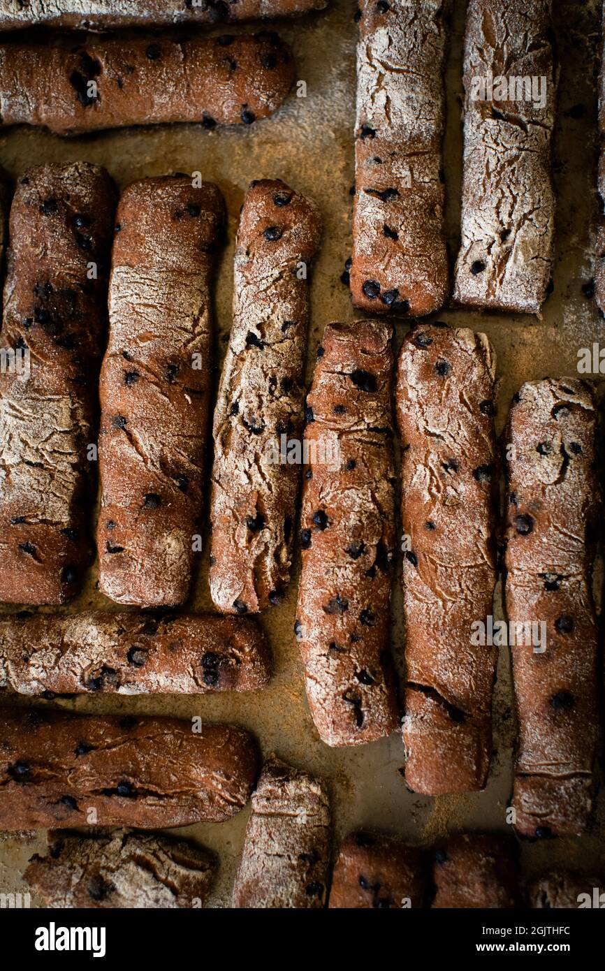 Roggenbreadsticks mit Schokolade und Haselnüssen Stockfoto