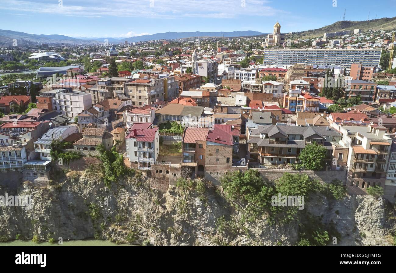 Alter Bezirk von Tiflis Stadt Luftdrohne Ansicht an sonnigen Tag Stockfoto