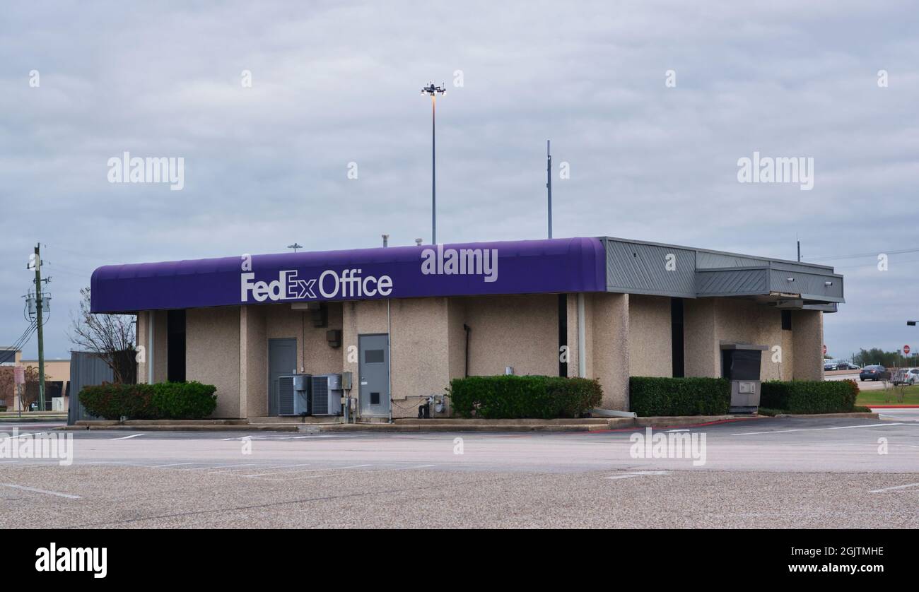 Humble, Texas USA 11-28-2019: FedEx Bürogebäude in Humble, TX. Multinationaler Kurierdienst, der 1971 gegründet wurde. Stockfoto