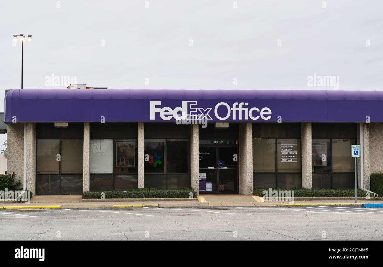 Humble, Texas USA 11-28-2019: FedEx Bürogebäude in Humble, TX. Multinationaler Kurierdienst, der 1971 gegründet wurde. Stockfoto