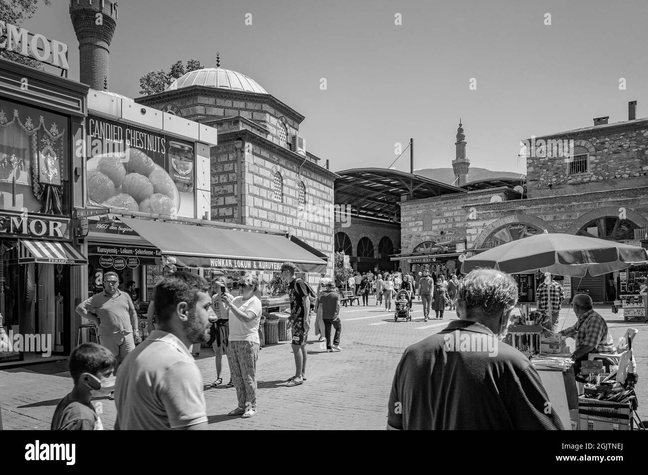 BURSA, TÜRKEI. 15. AUGUST 2021. Blick auf die Straße, Viele Leute auf dem Platz. Kleine Geschäfte und Cafe. Stockfoto