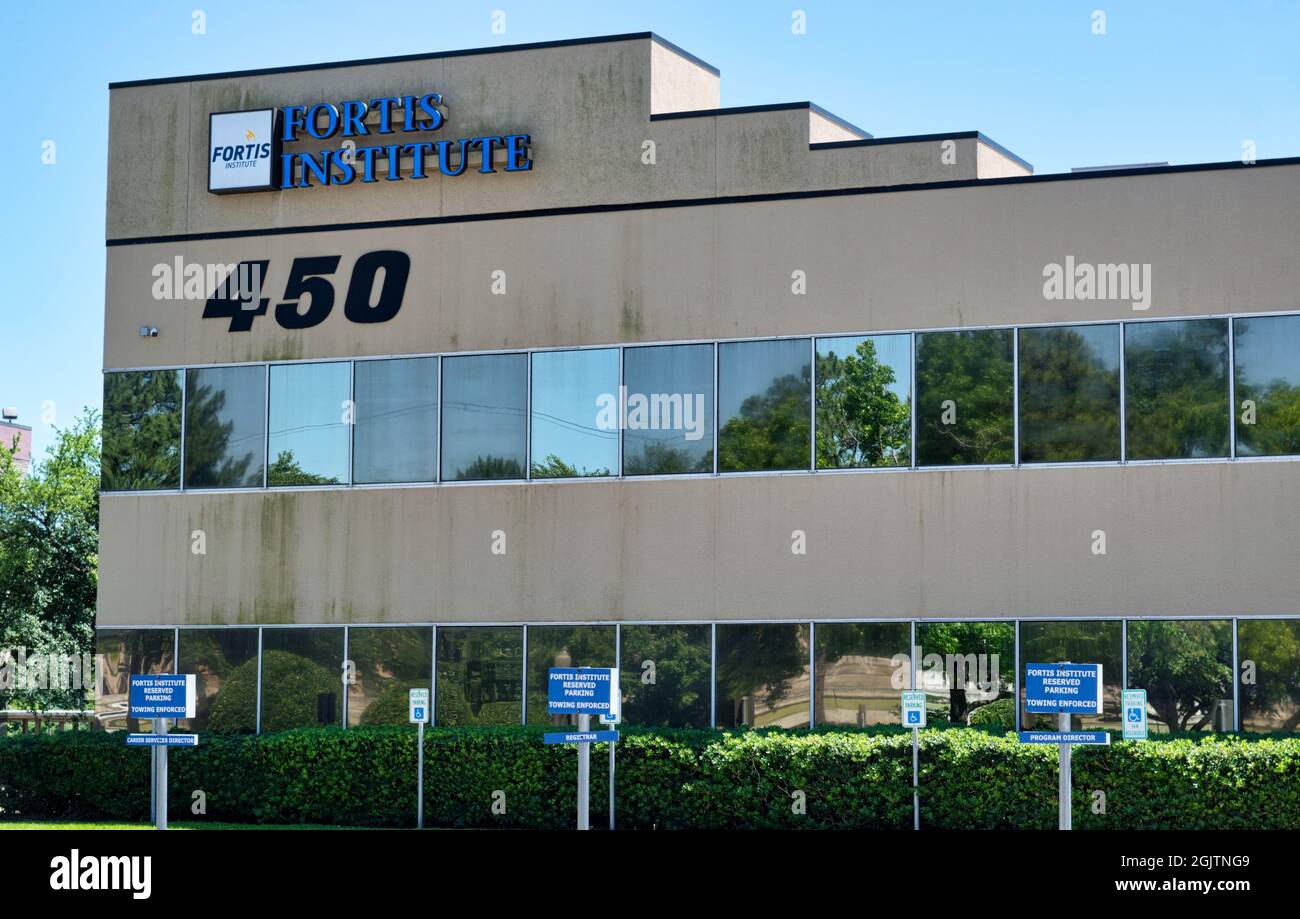 Houston, Texas USA 05-03-2020: Außenansicht des Fortis Institute in Houston, TX. Lernzentrum für Studenten mit Schwerpunkt auf medizinischer Ausbildung. Stockfoto