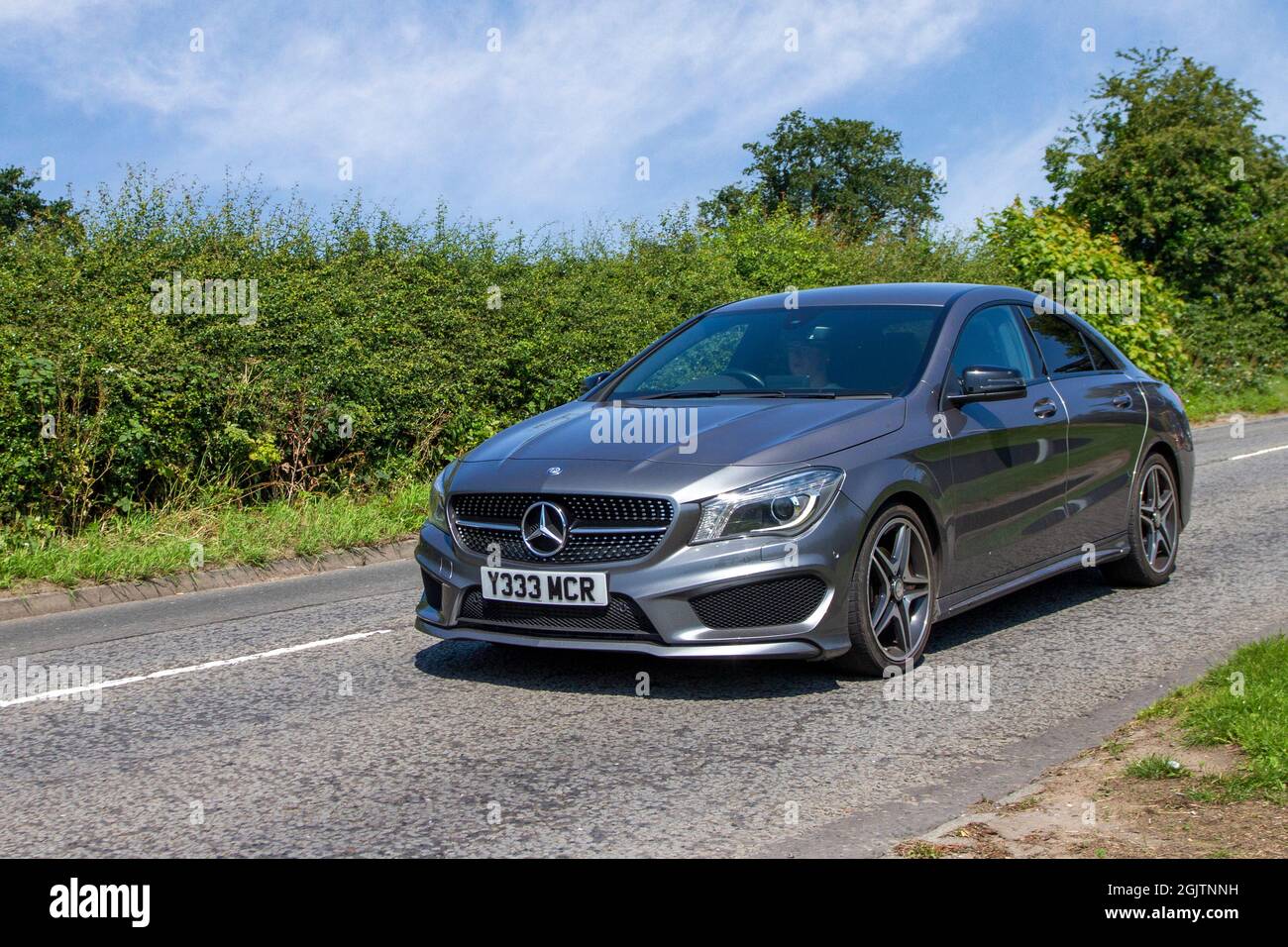 2016 graue Mercedes-Benz CLA 6-Gang Schaltgetriebe 1595ccm Benzin-4dr-Limousine auf dem Weg zur Capesthorne Hall classic July Car Show, Ceshire, Großbritannien Stockfoto