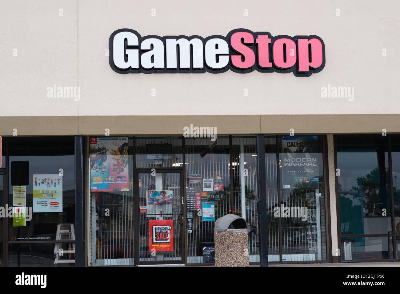Humble, Texas USA 11-28-2019: Game Stop Store Outlet in Humble, TX. Gaming-Merchandise-Händler im Jahr 1984 gegründet. Stockfoto