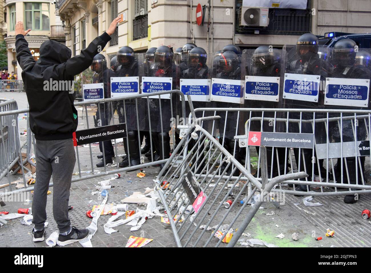 Ein Protestler mit hochhängenden Händen vor der katalanischen Polizei der Krawalle während der Demonstration des Nationaltages von Katalonien.Demonstranten, die sich für die Unabhängigkeit des Nationaltages von Katalonien eingesetzt haben, konfrontieren die katalanische Polizei (Mossos d'Escuadra), weil sie Farben, Rauch, einige Dosen, Feuerlöscher, Flaschen und Eisenstangen bei der spanischen Polizei in ihrem Hauptquartier in Barcelona aus Protest gegen die Anschuldigungen der Polizei, die im Rahmen des illegalen Referendums von 2017 erhoben wurden. (Foto von Ramon Costa / SOPA Images/Sipa USA) Stockfoto