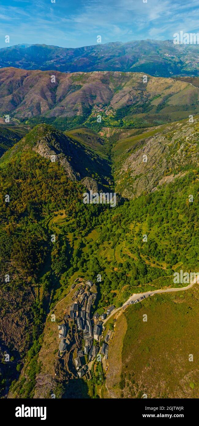 ALDEIA da PENA, PORTUGAL - 07. Jun 2018: Eine Luftaufnahme über die schönen Berge mit Bäumen von Aldeia da Pena in Serra de S.Macrio, Arouca Park Stockfoto