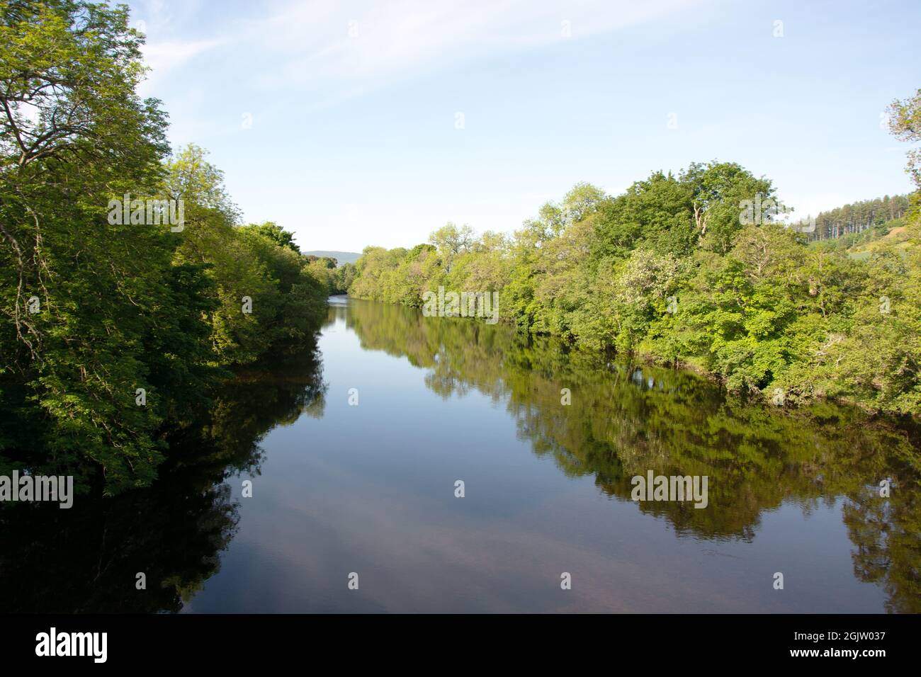 Eine friedliche, von Bäumen gesäumte Flusslandschaft, die von der Brücke auf der Dunglass Island nach Westen entlang des Flusses Conon blickt Stockfoto