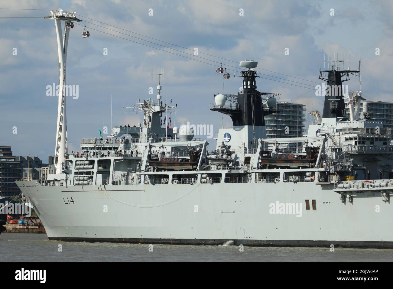 Greenwich, Großbritannien. September 2021. HMS Albion sah, wie sie bei Greenwich unter der Seilbahn über die Themse ging. Das ehemalige britische Flaggschiff HMS Albion der Royal Navy ist in London angekommen. Der Hafenbesuch der Hauptstadt mit dem 176 Meter langen Schiff der Albion-Klasse soll die London International Shipping Week unterstützen, die am Montag, dem 13. September, beginnt. HMS Albion, die für den Besuch in Greenwich vor Anker liegt, wird aufgrund ihrer Flexibilität manchmal als das „Schweizer Armeemesser“ der Royal Navy bezeichnet. Die Ankunft von Albion fällt mit weiteren Marinebesuchern in London zusammen, die zur DSEI-Verteidigungsmesse kommen Stockfoto